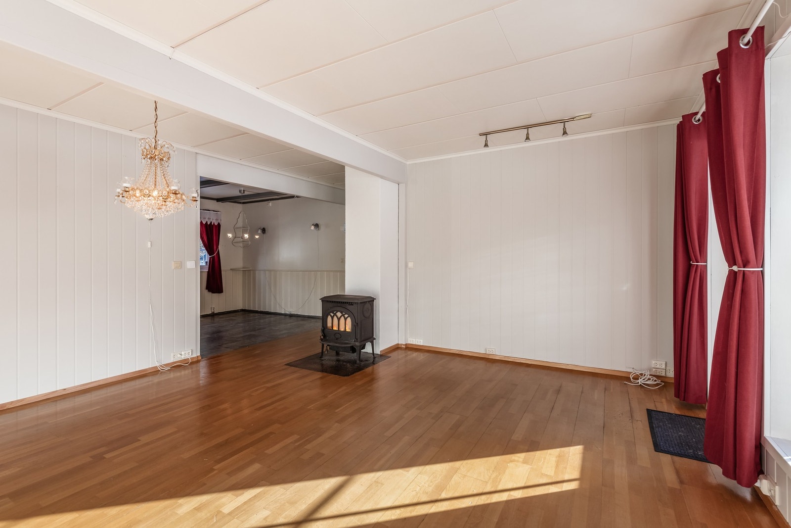 Stuen har en ovn som varmer godt på kalde dager Galleribilde