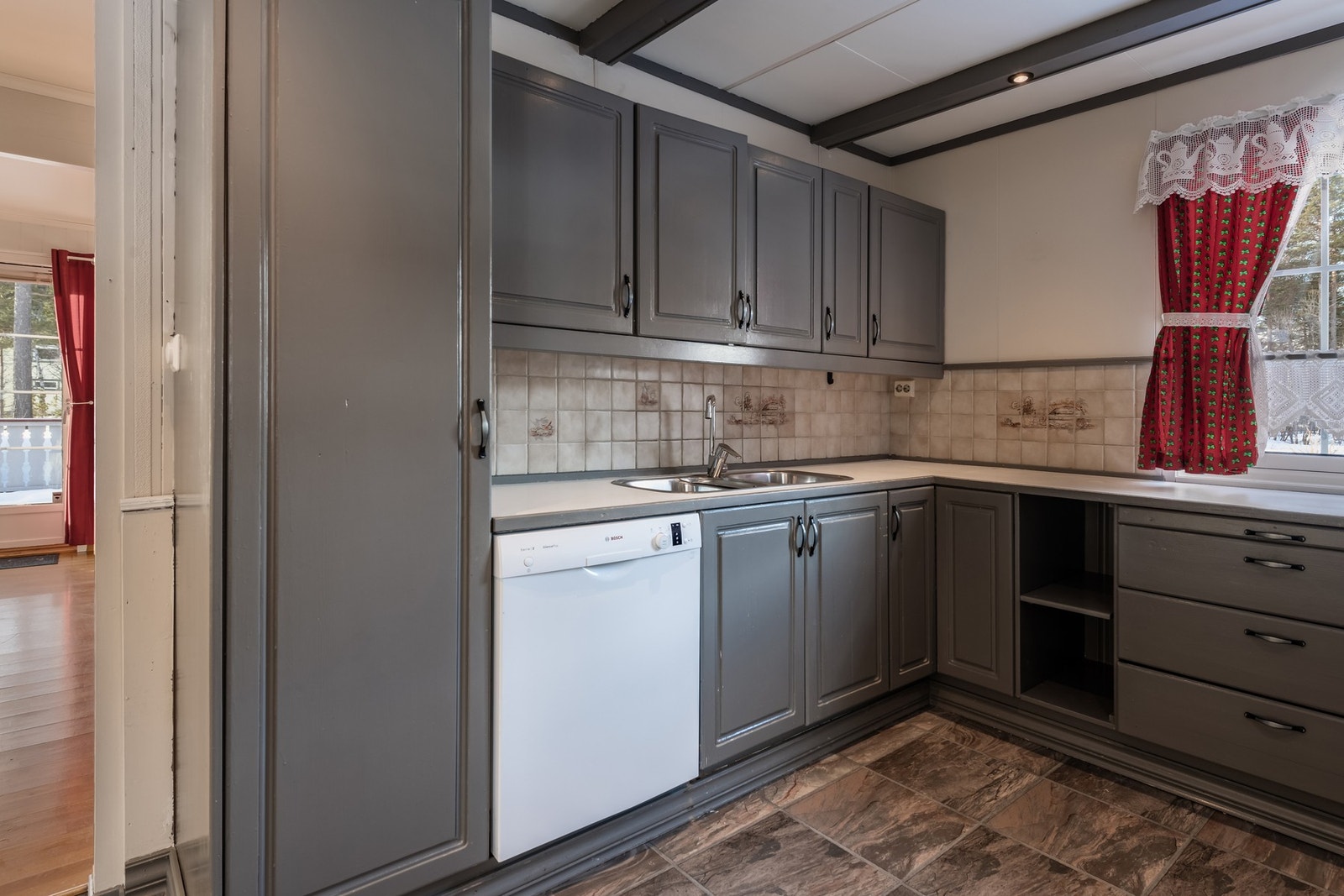 Kjøkkenet har godt med skapplass Galleribilde