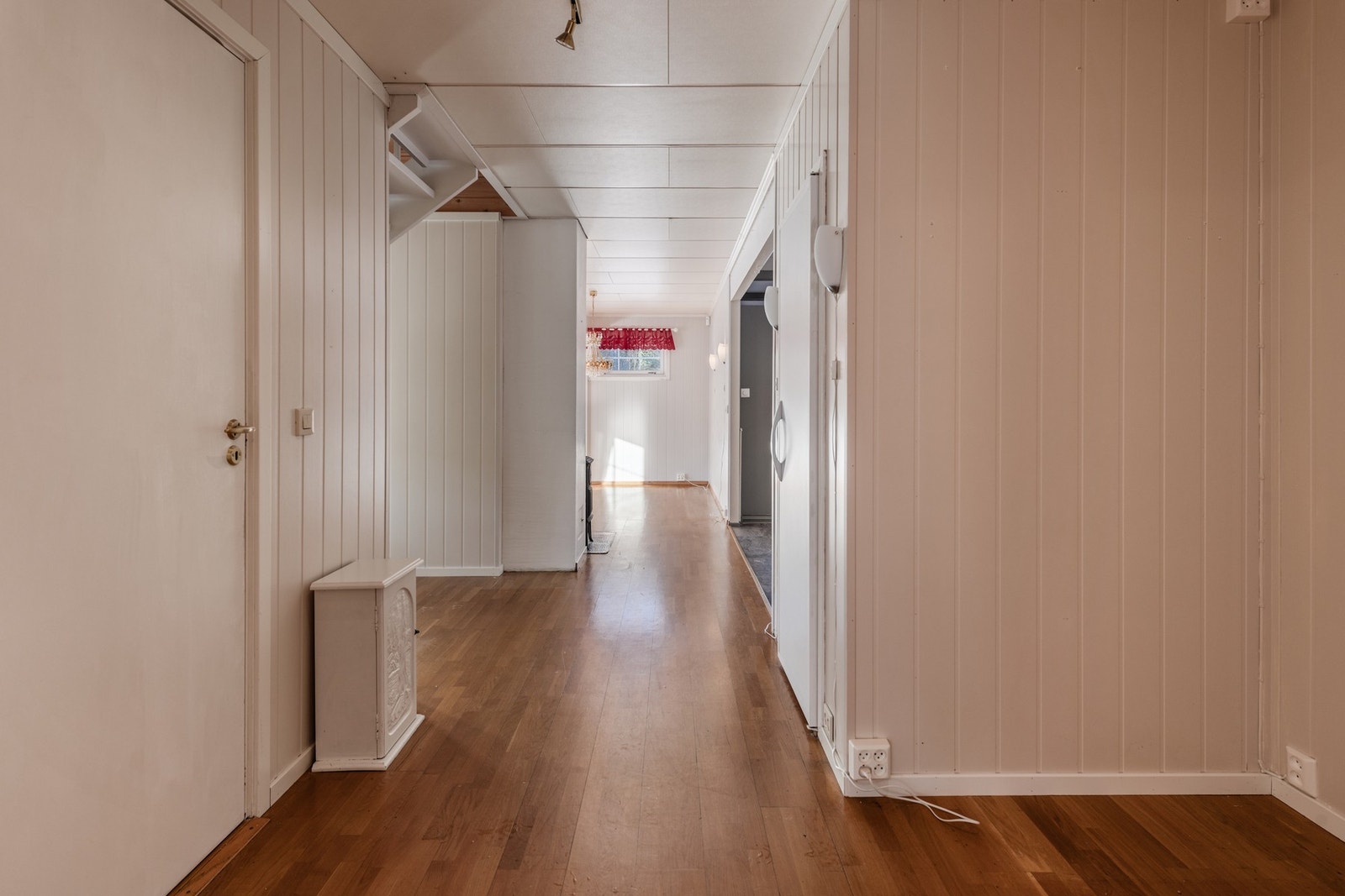 Stor gang med god plass til oppbevaring Galleribilde