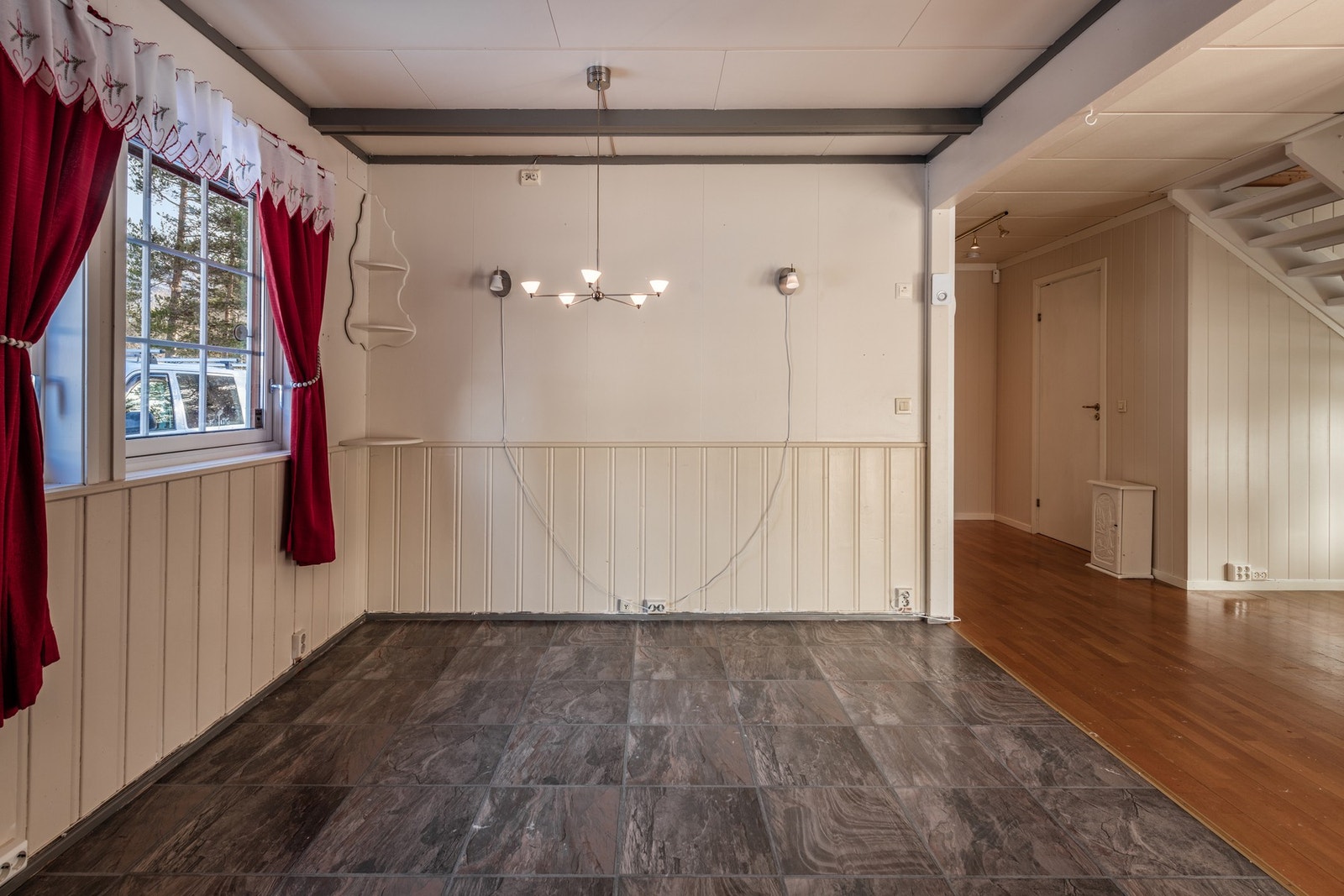 Spisestue med åpen løsning inn til stuen Galleribilde