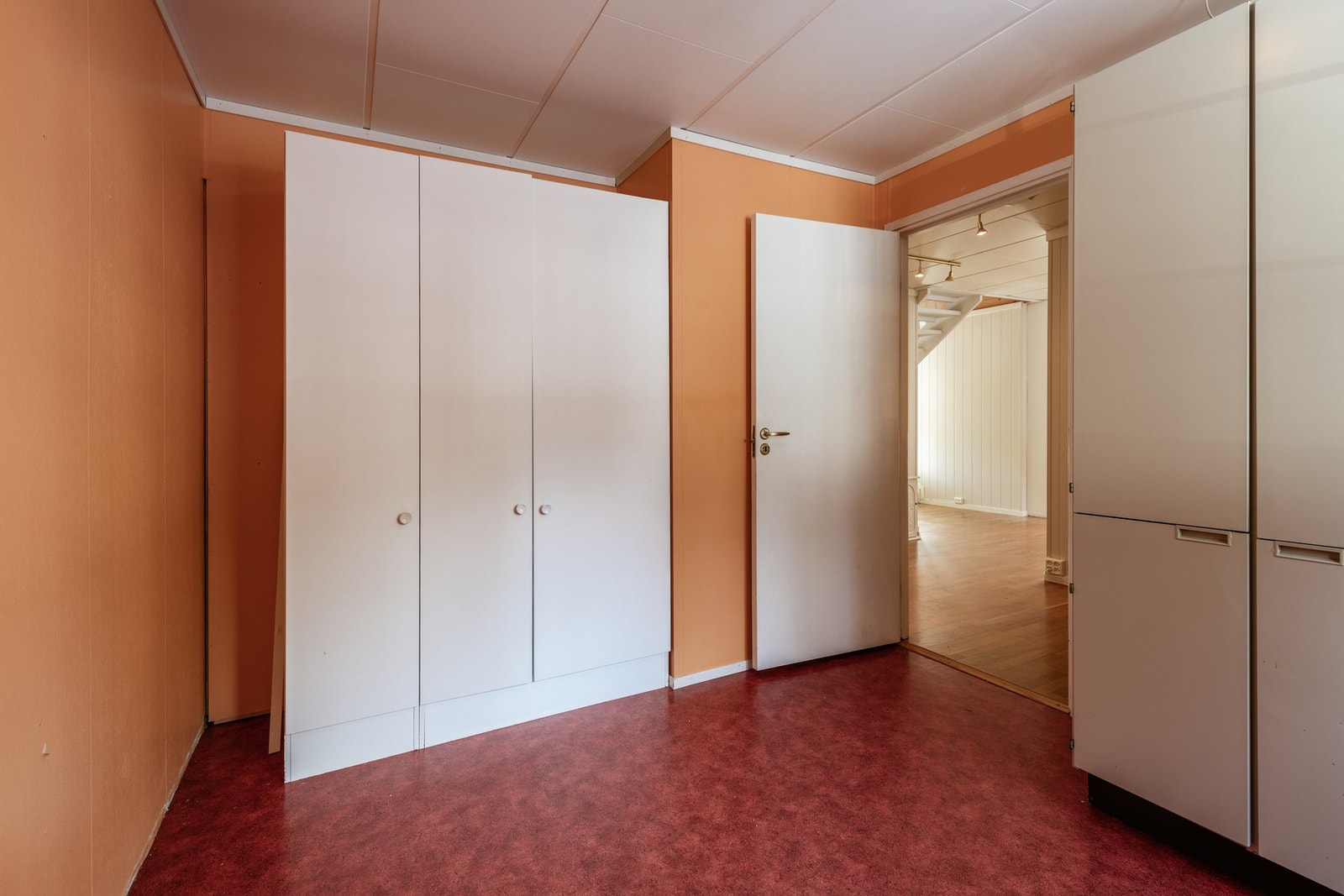 Her er det god plass til både seng og garderobeskap Galleribilde