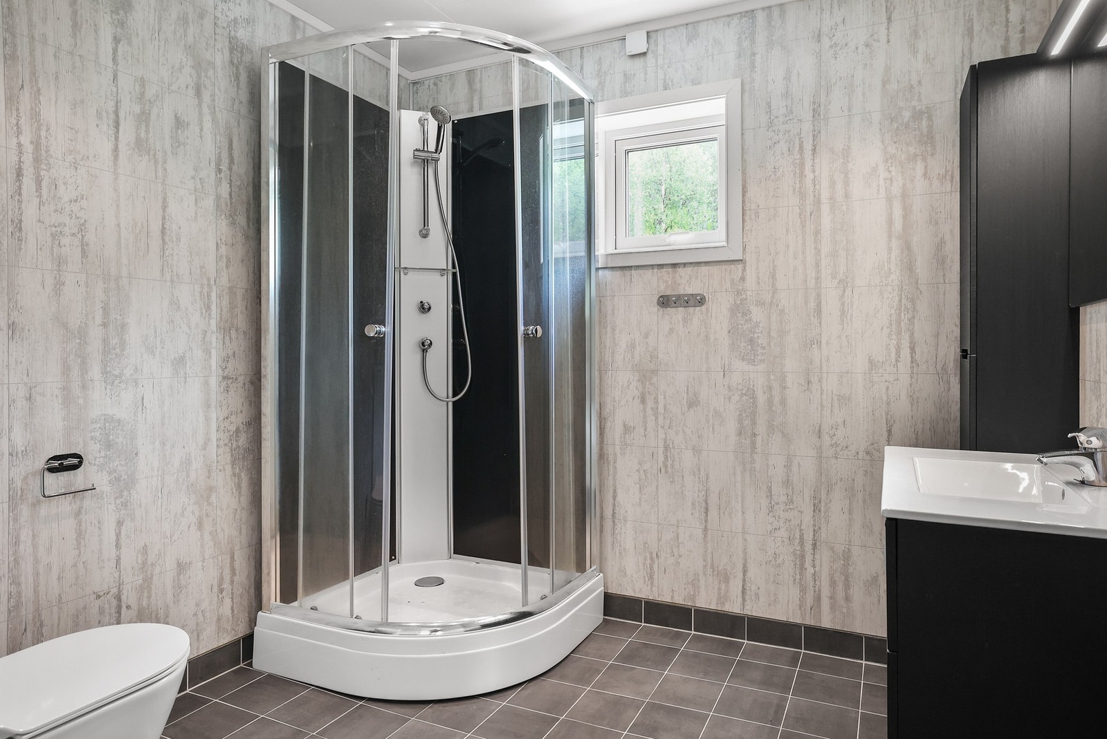 Badet i 2. etg. har baderomsplater på veggene og flislagt gulv med gulvvarme. Galleribilde