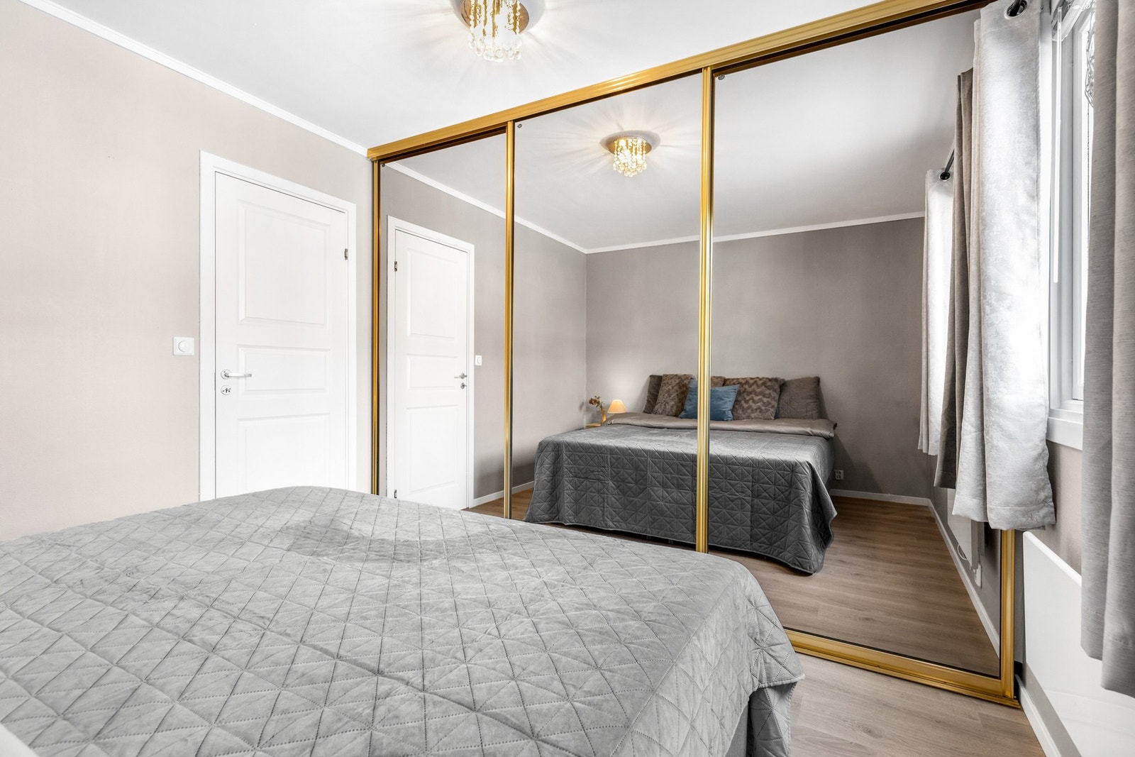 Det er gode oppbevaringsmuligheter i stor skyvedørsgarderobe med speilfronter Galleribilde
