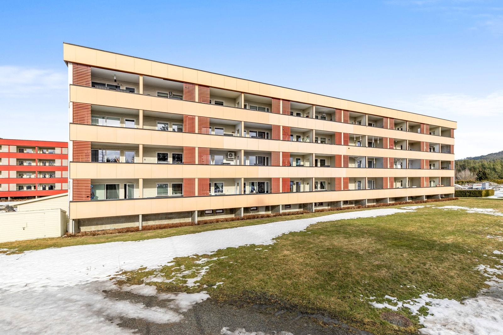 Felles tomt opparbeidet med asfalt, diverse beplantninger, plenareal, lekeplass og sittegrupper Galleribilde