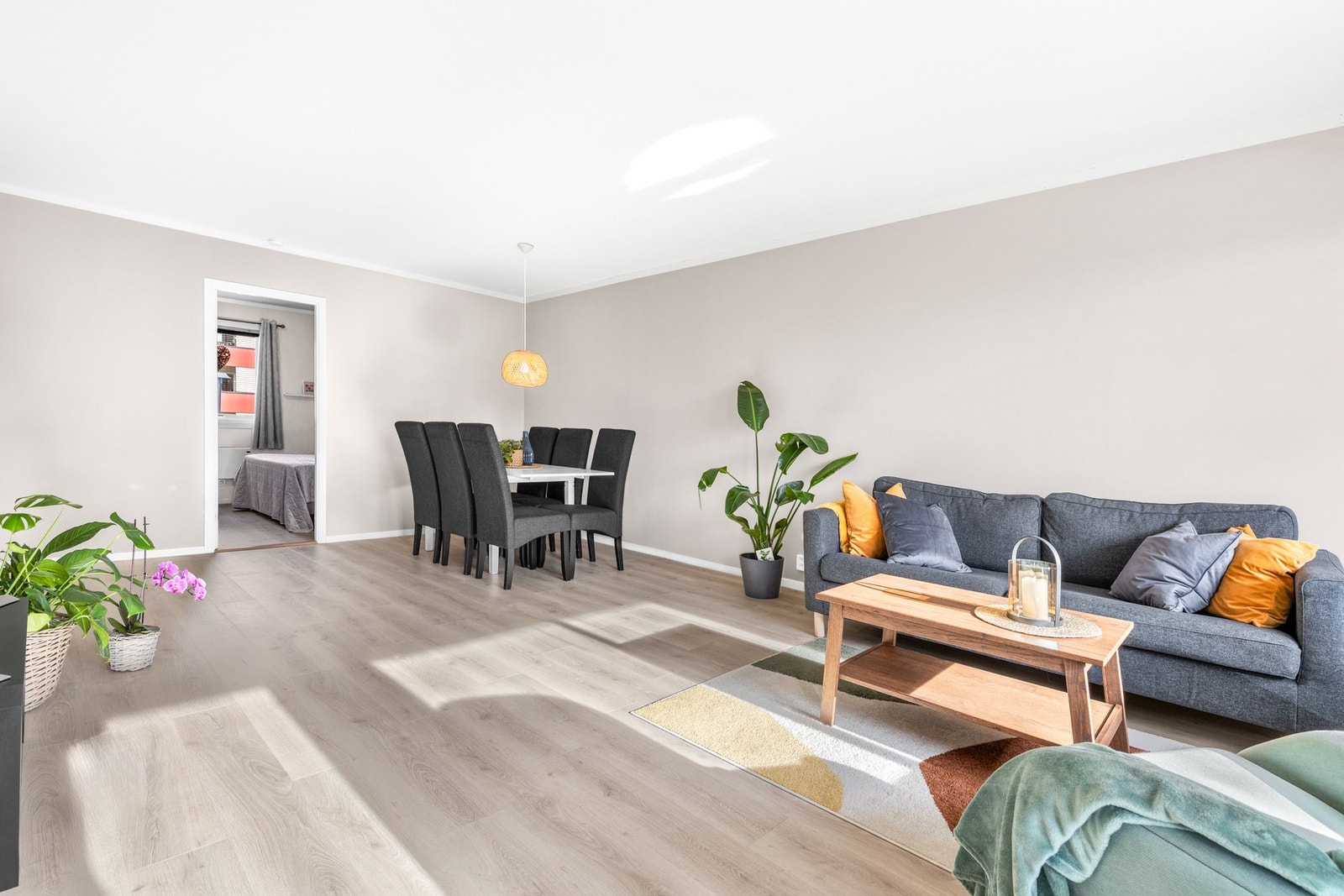 Her er det gode møbleringsmuligheter med fin plass til både sofagruppe og spisebord Galleribilde