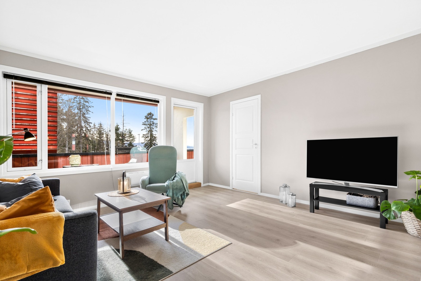 Rommet har godt med lysinnslipp fra flere store vindusflater Galleribilde