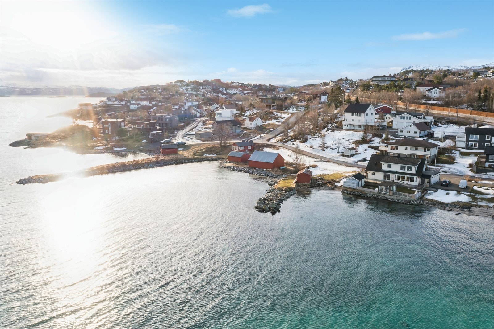 Ca. 4 minutters kjøring til Amfi Kanebogen og ca. 8 minutter inn til Harstad sentrum. Galleribilde