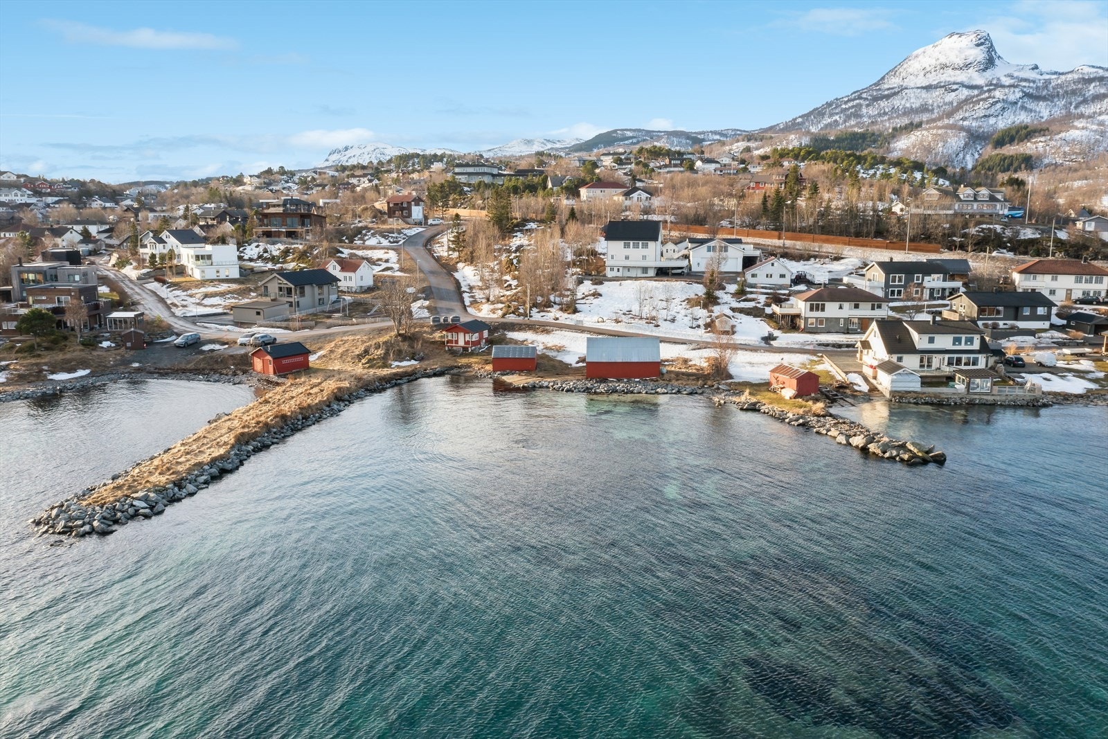 Lekeplass for de minste finner du rett bak eiendommen. Galleribilde