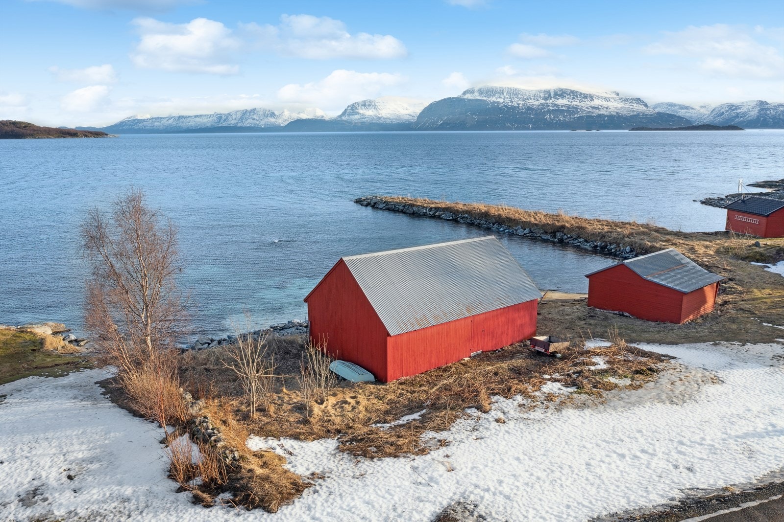 Panoramautsikt mot sjø og vakre fjellformasjoner. Galleribilde