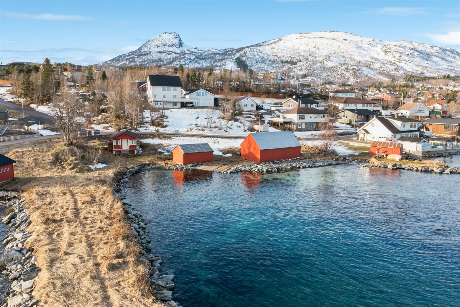 Veletablert og barnevennlig nabolag, med kort vei til både skole, barnehage og dagligvare. Galleribilde