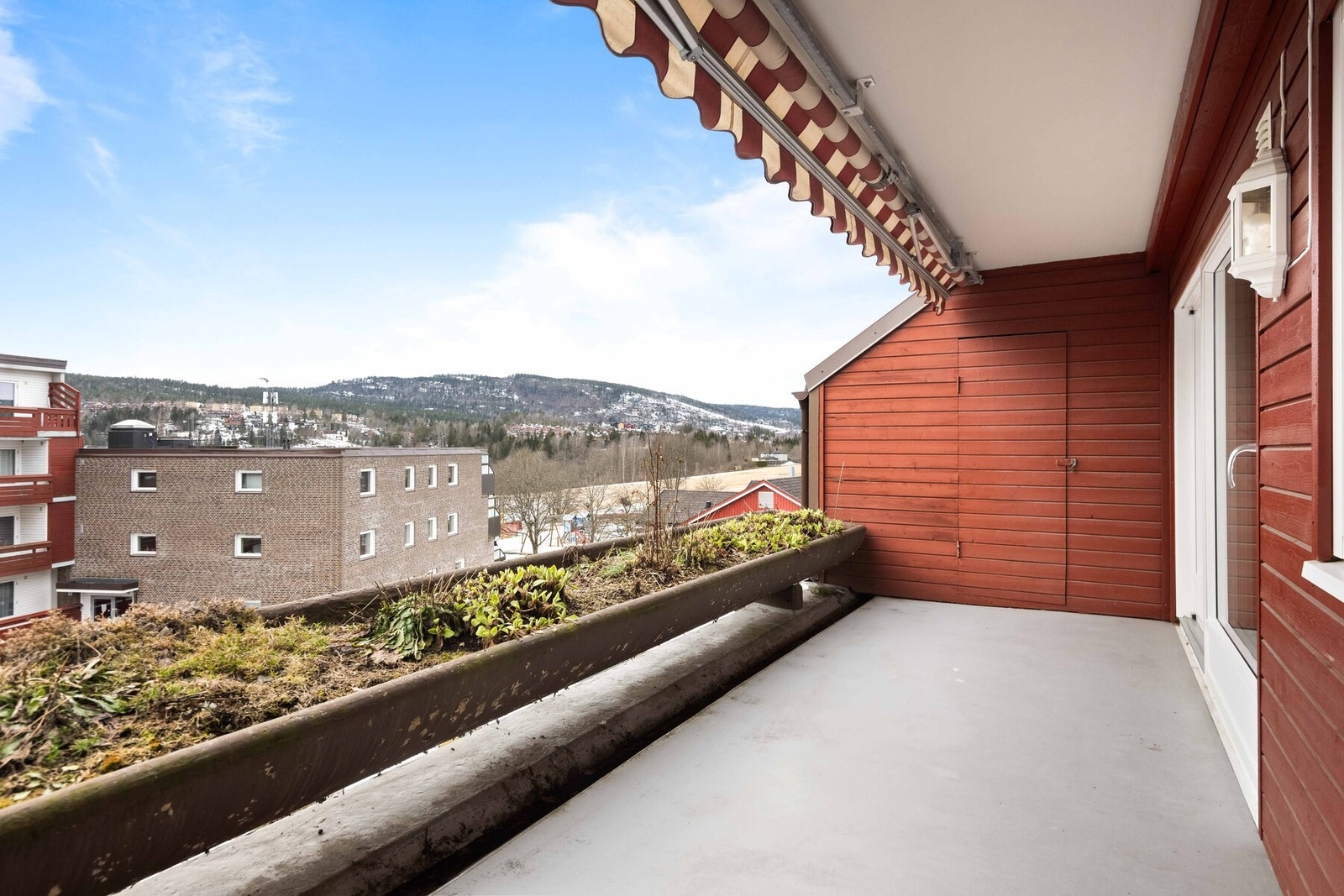 Velkommen til Skollerudveien 45! Presentert av Mona Zomlot v/EIE eiendomsmegling avdeling Bærum. Galleribilde