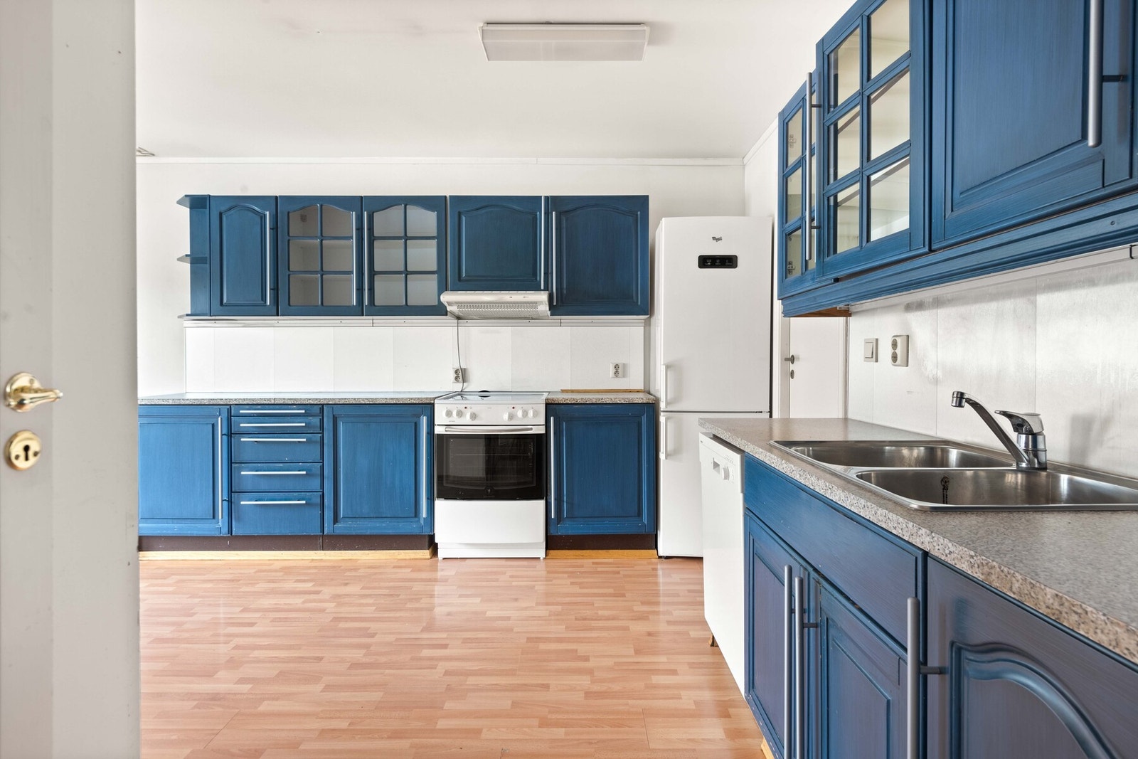 Kjøkkeninnredningen er med profilierte fronter og med benkeplate av laminat. Galleribilde