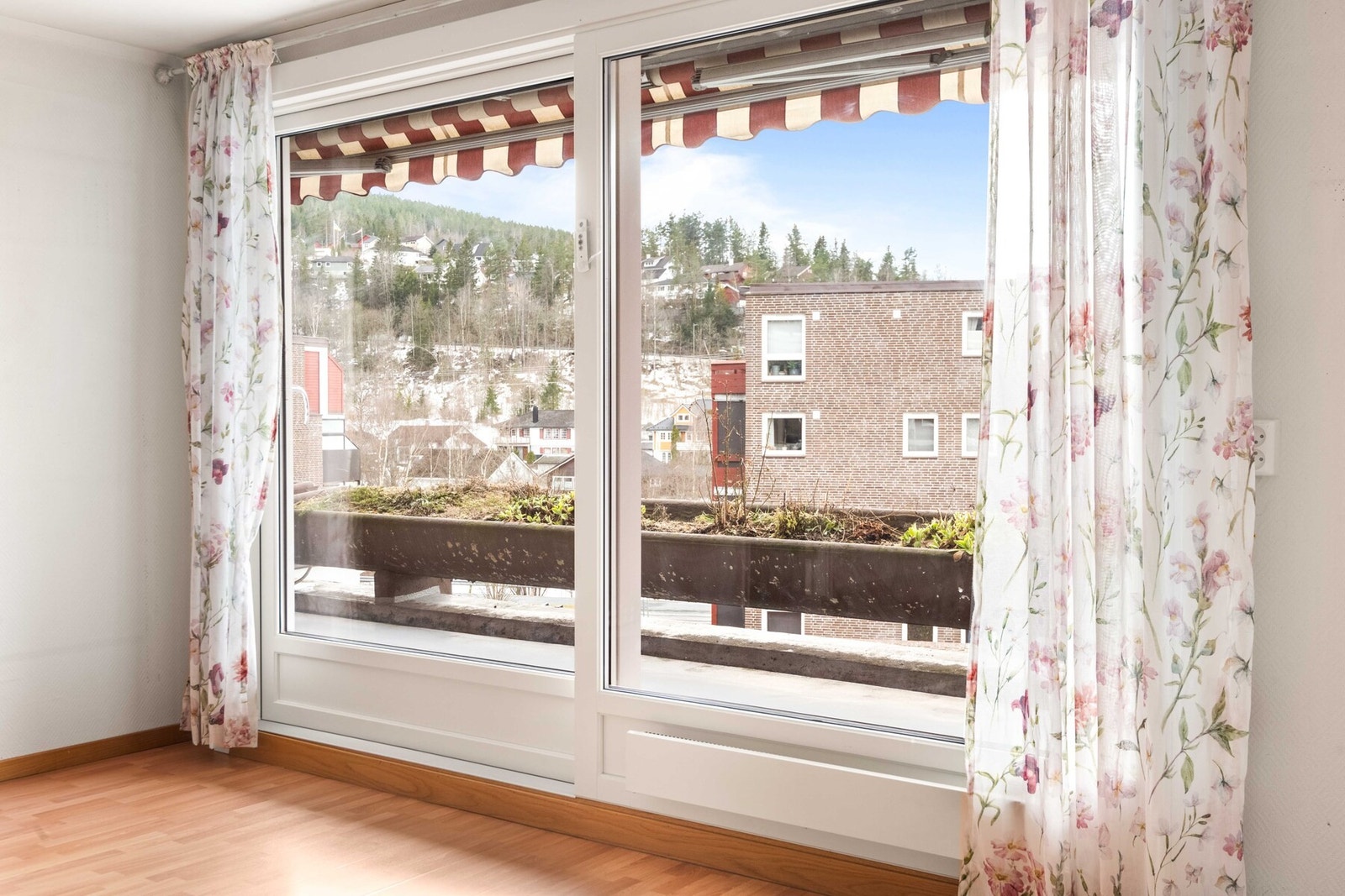 Fra stuen er det utgang til en nordøstvendt terrasse på 12 kvm Galleribilde