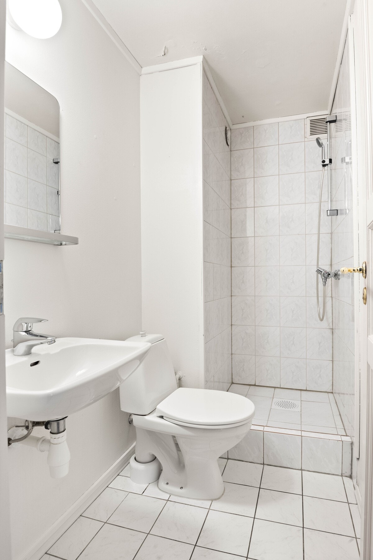 Bad 2 - med adkomst fra entré.
Flislagt gulv, malte veggflater og flislagt vegg i dusjsone. Galleribilde