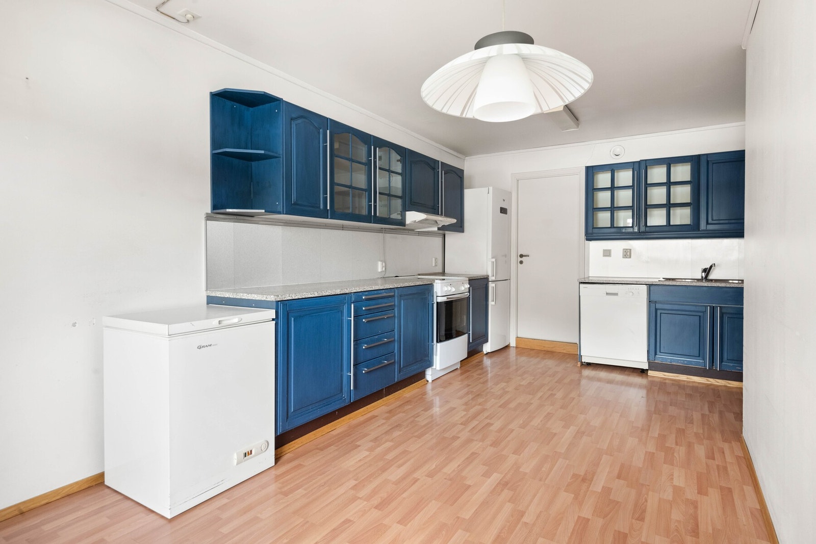 Kjøkkenet er også malt i 2025. Galleribilde