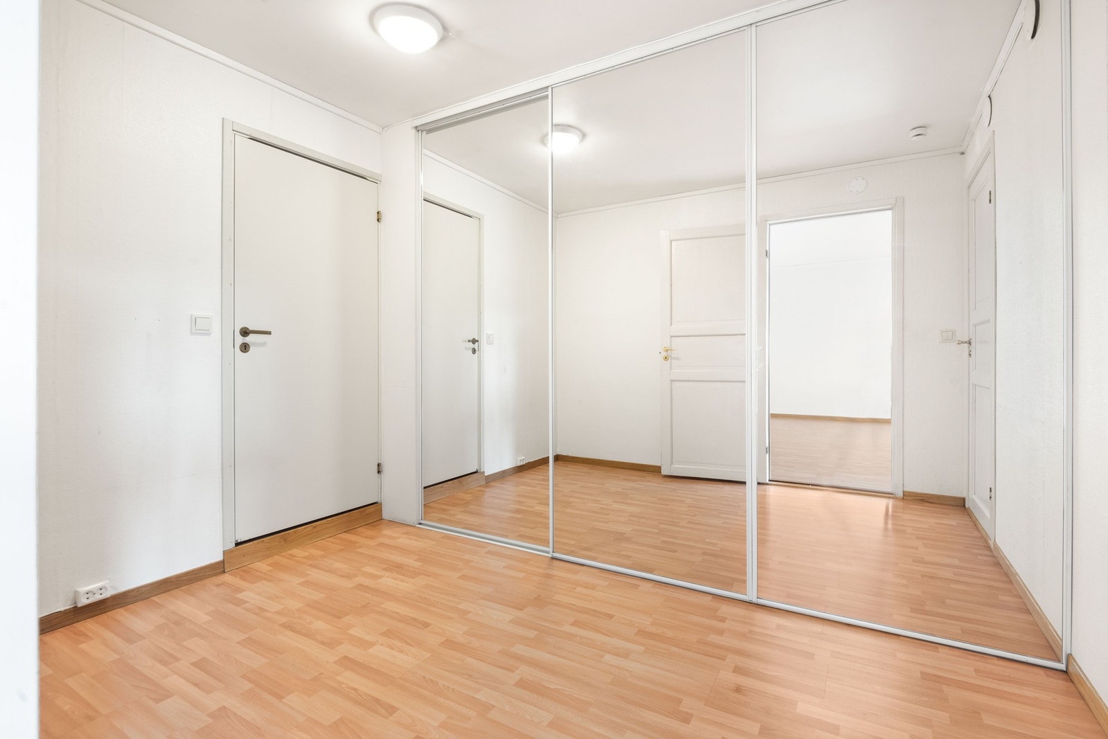 Stor skyvedørsgarderobe mellom soverom og bad. Galleribilde