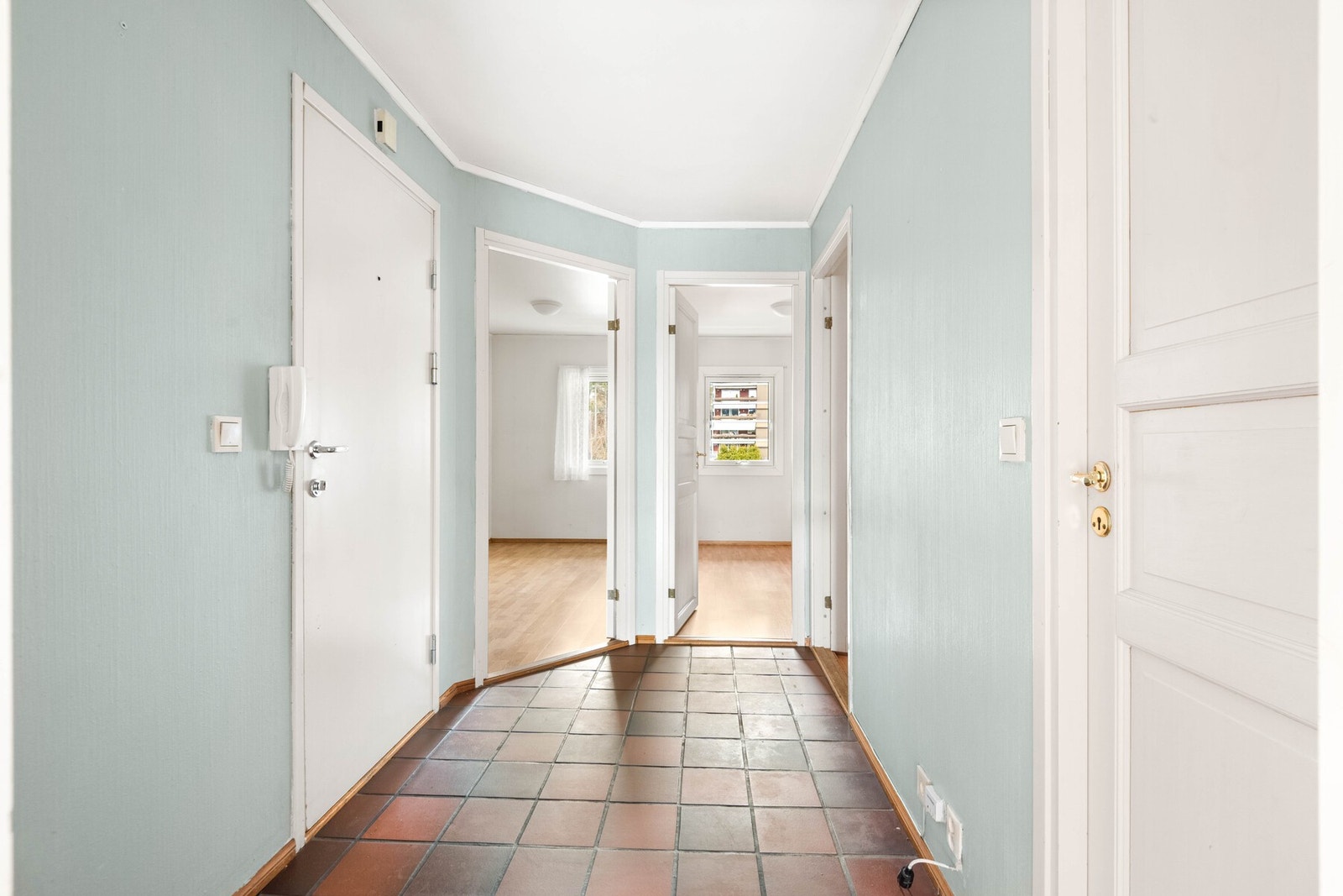 Fra gangen er det adkomst til soverom 2 og 3 Galleribilde