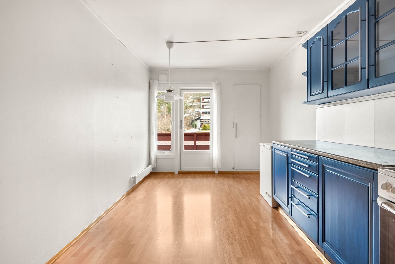 Fra kjøkkenet er det utgang til en sydvestvendt balkong på 7 kvm. Galleribilde