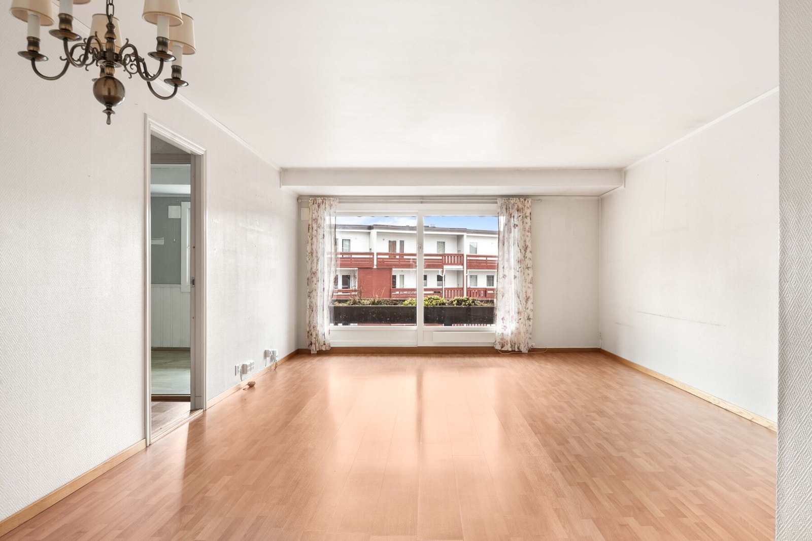 Stuens overflater, inkludert tak ble malt i 2025. Disse bildene er tatt før det ble malt. Galleribilde