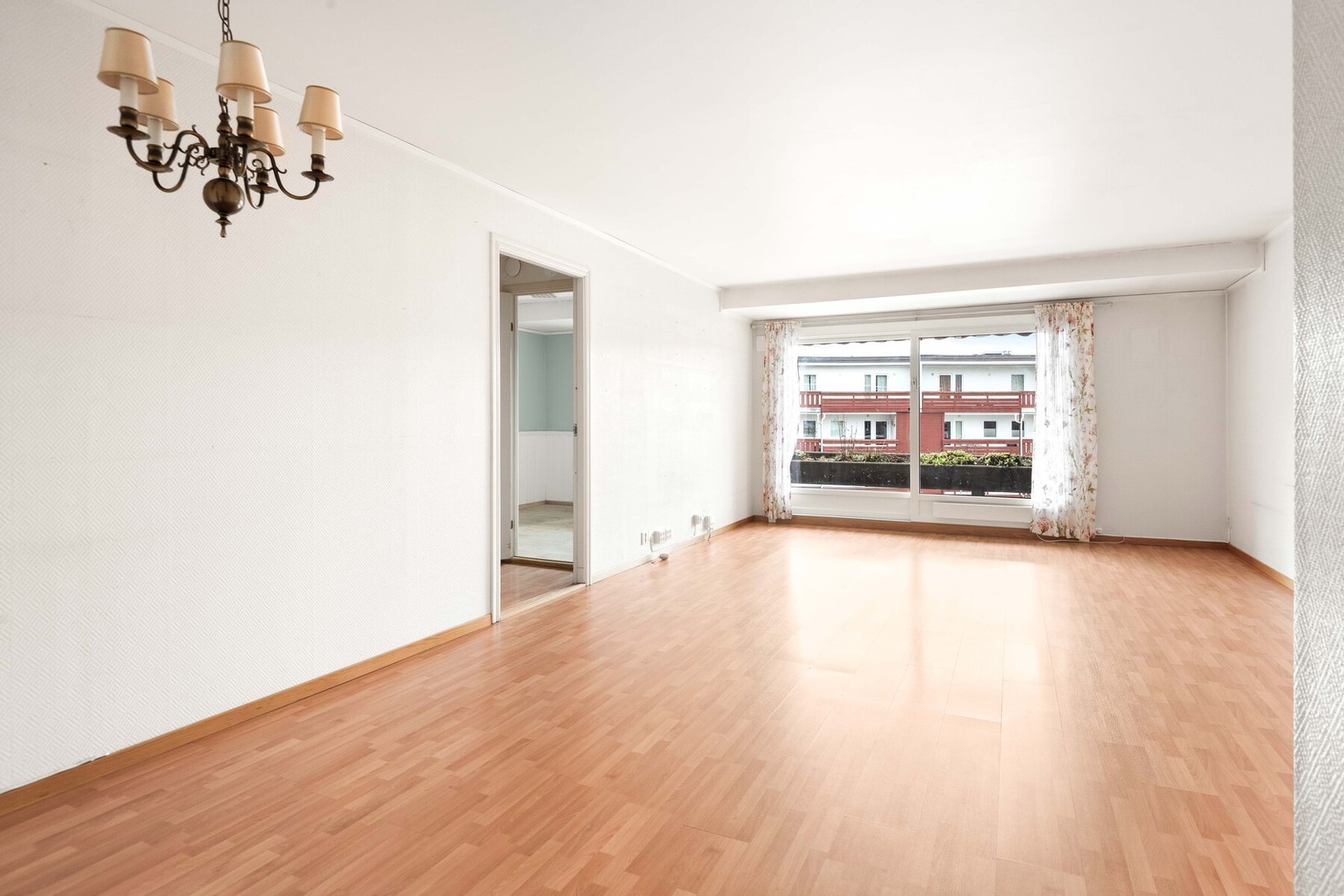 Dette er en stor 4-roms i et meget barnevennlig nabolag. Galleribilde