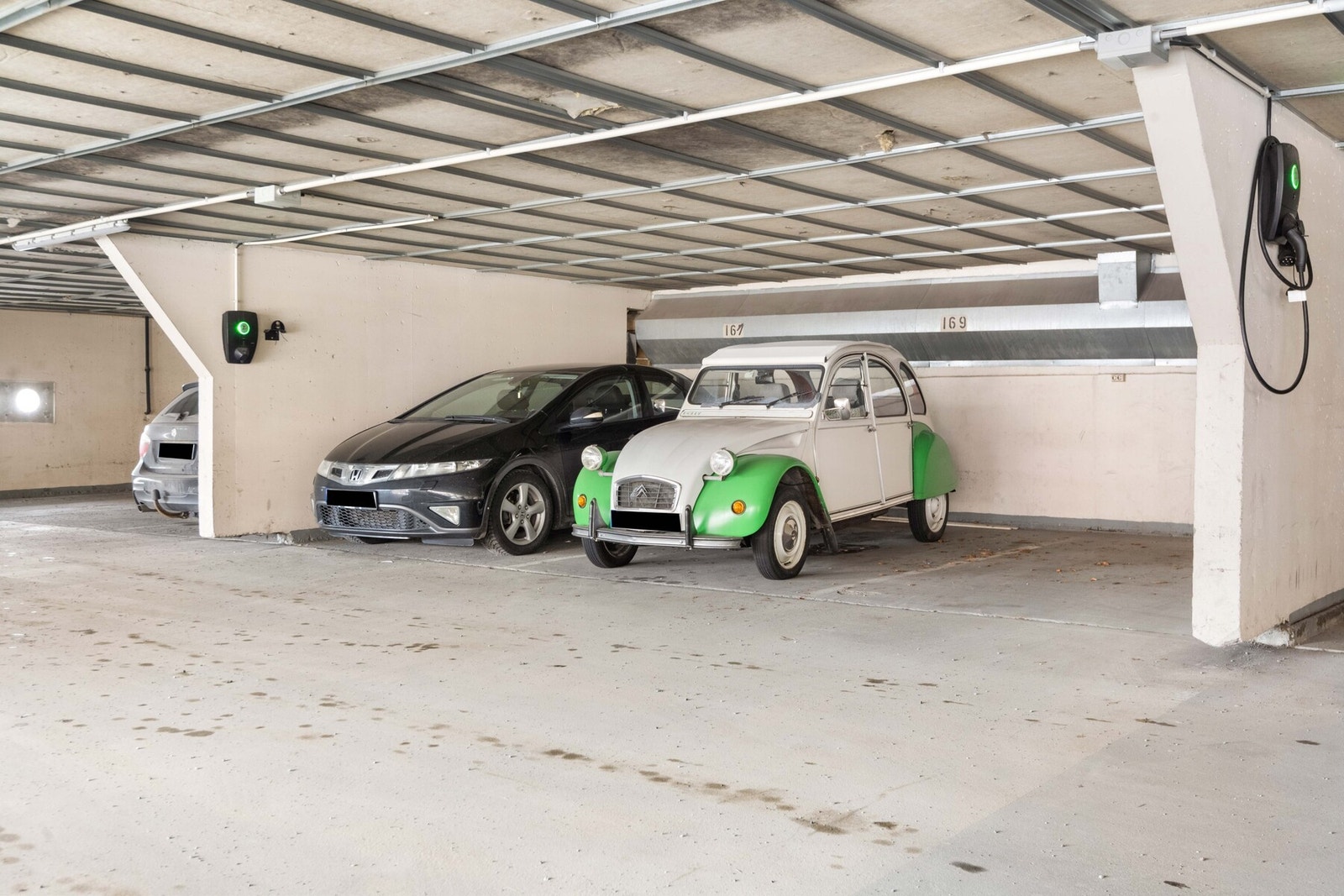 Leiligheten disponerer en parkeringsplass nr 169 i kjelleretasjen. Galleribilde