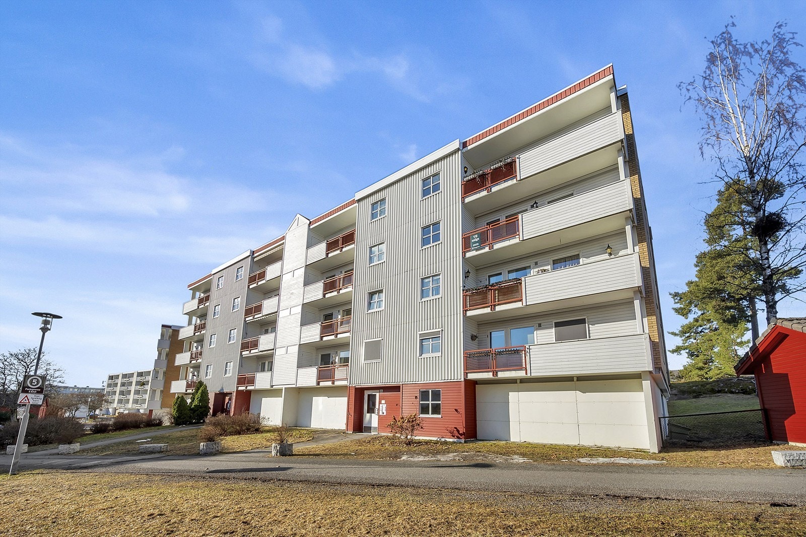 Fasade - inngangsparti og balkong. Galleribilde