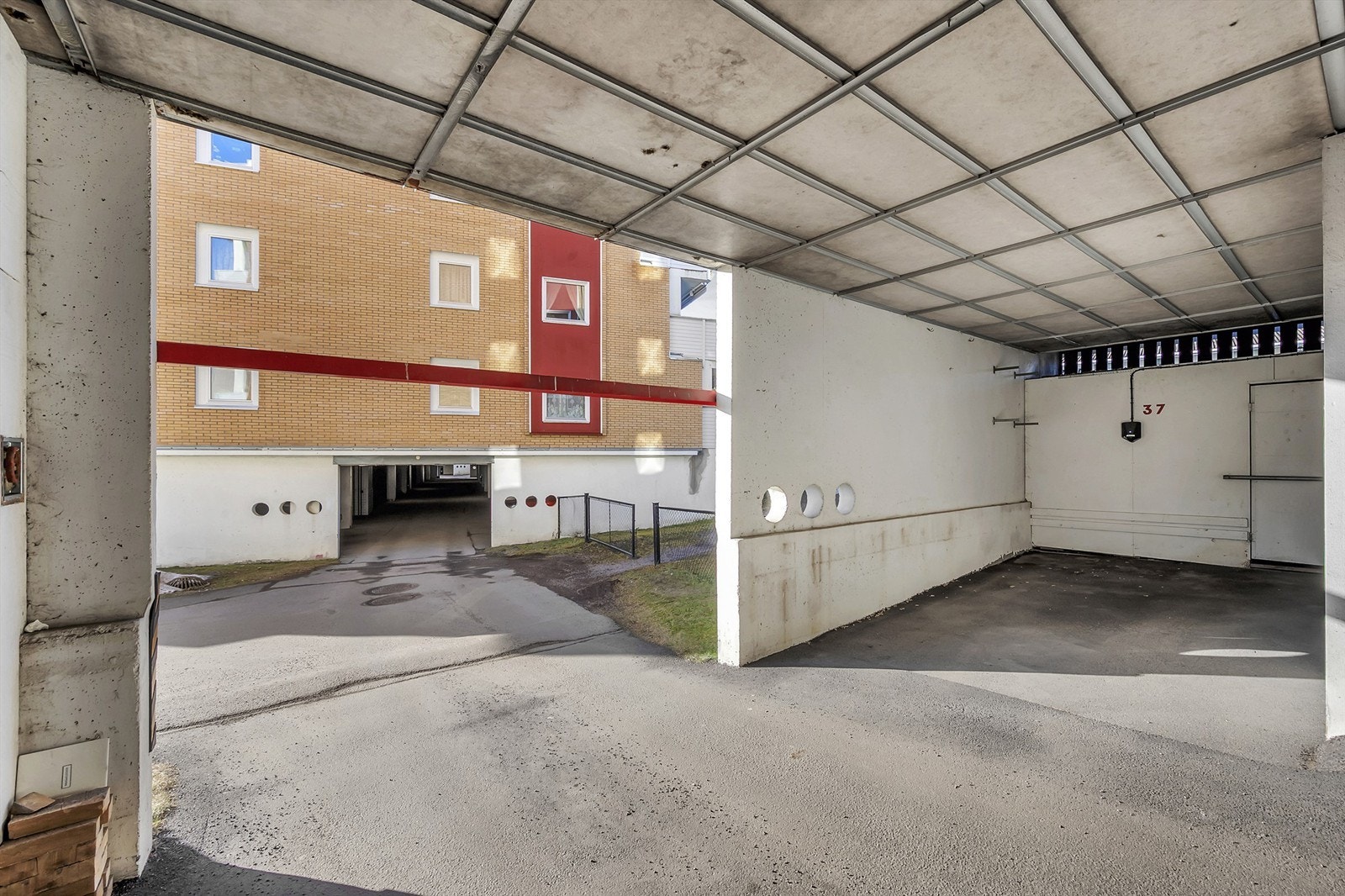 Seksjonen disponerer biloppstillingsplass nr. 37, med elbil-lader og tilliggende uisolert bod på 4 kvm, i felles garasjeanlegg i kjeller. Galleribilde