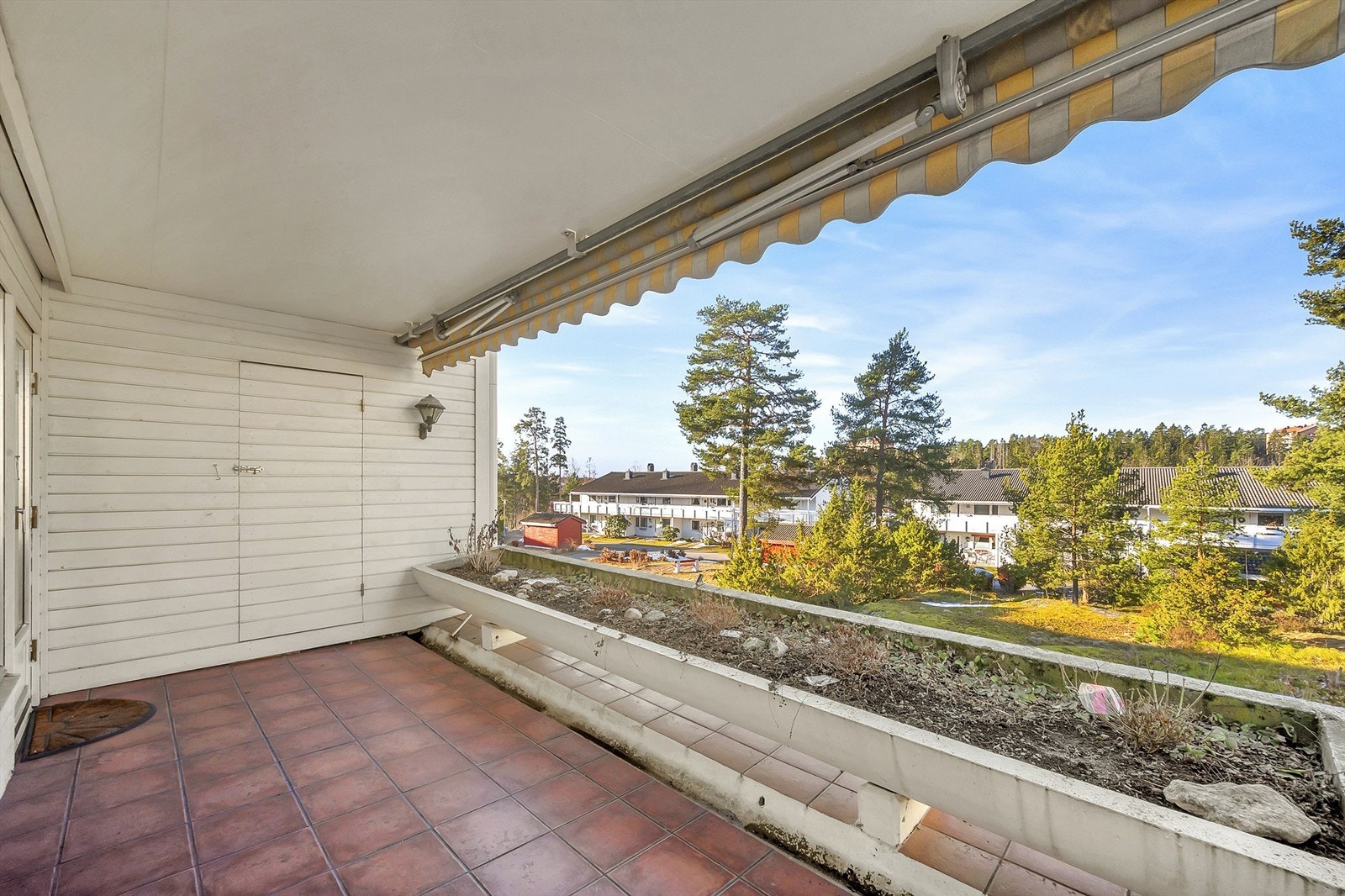 Vestvendt terrasse fra stue. Videre adkomst til uisolert utebod på 2 kvm. Galleribilde