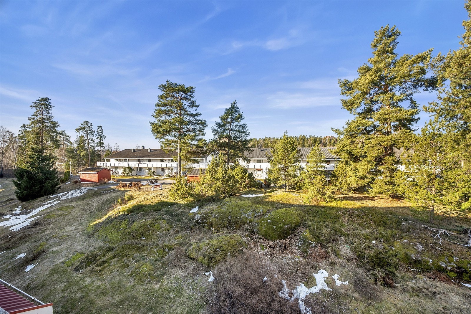 Flott utsyn mor grøntarealer fra denne balkongen. Galleribilde