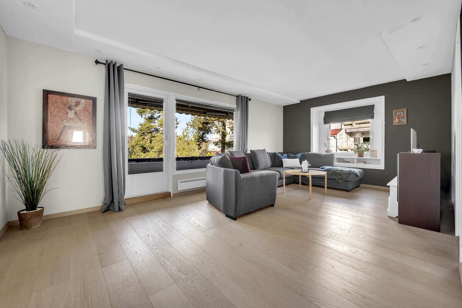 Leiligheten har en praktisk planløsning med flere møbleringsmuligheter. Varmtvann er inkl. i felleskostnadene. Galleribilde