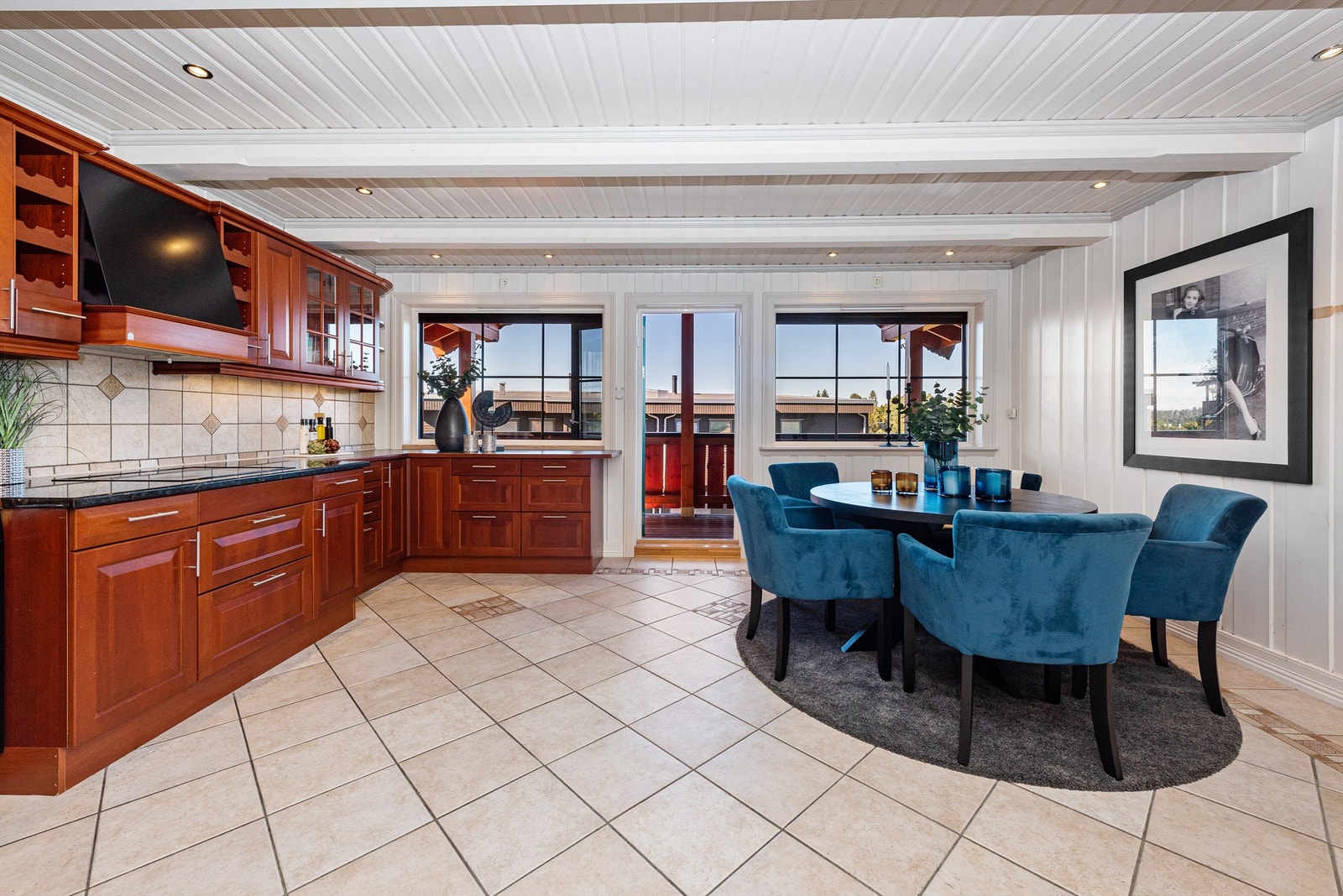 Kjøkken med god plass til spisestue Galleribilde