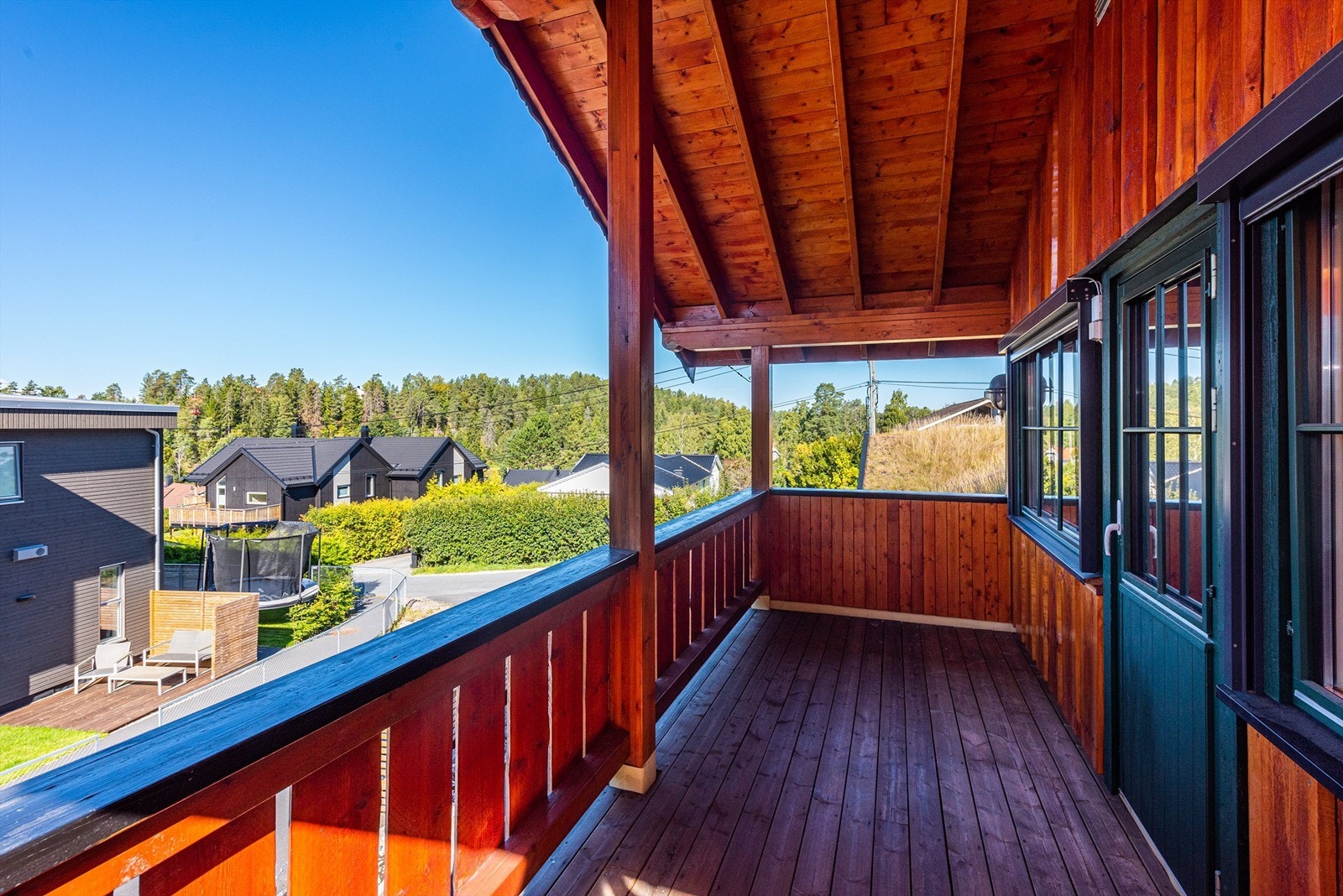 Terrasse med utgang fra kjøkkenet Galleribilde