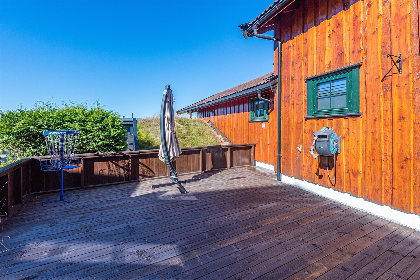 Terrasse på sydsiden av boligen Galleribilde