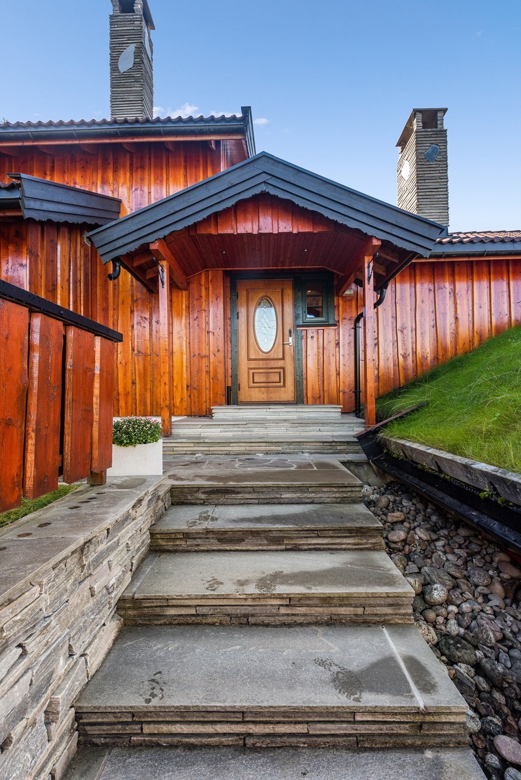 Velkommen til Bjerkebakken 4 H, varme i trappen sørger for isfri adkomst vinterstid Galleribilde