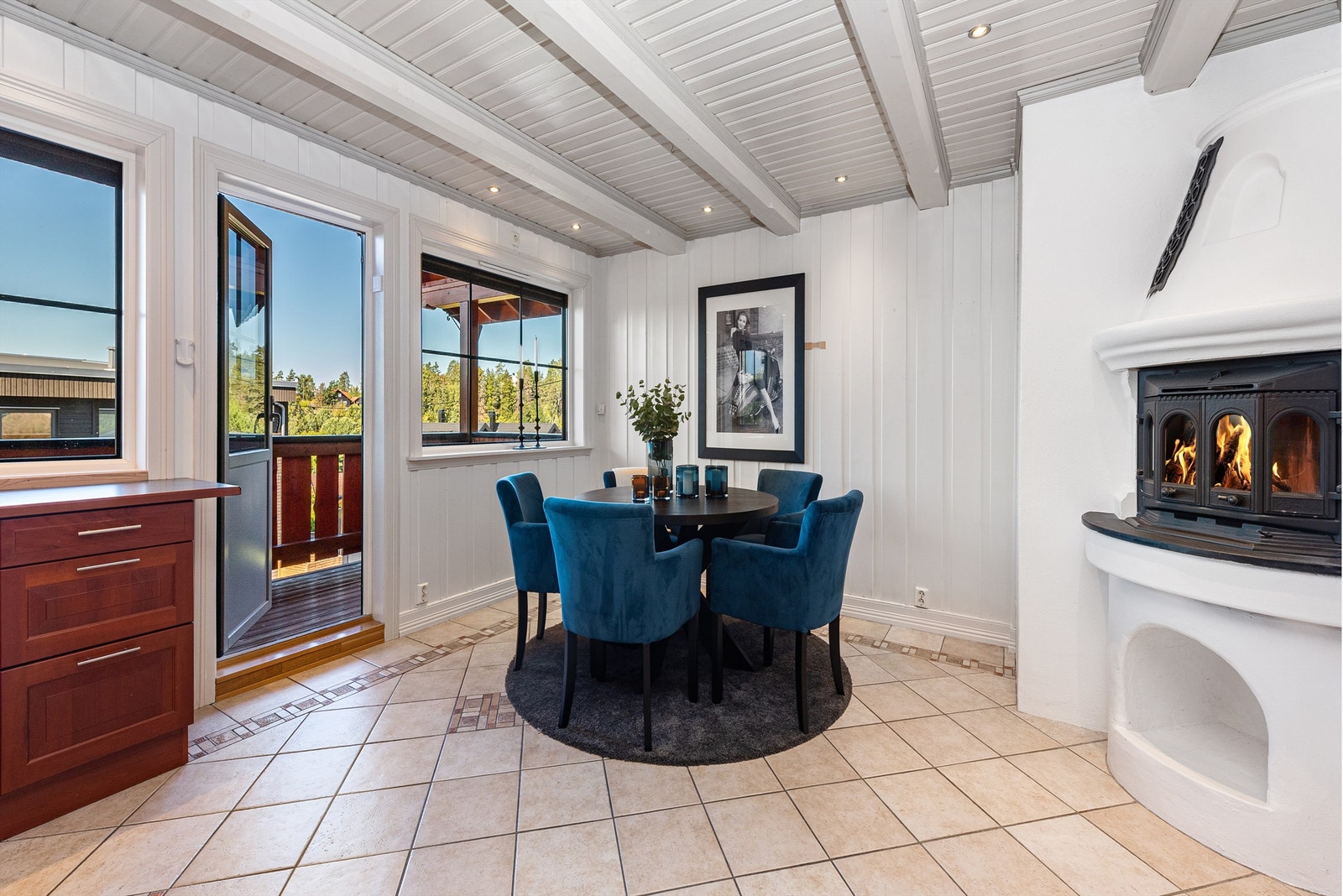 Kjøkken med spisesplass og lukket peisovn Galleribilde