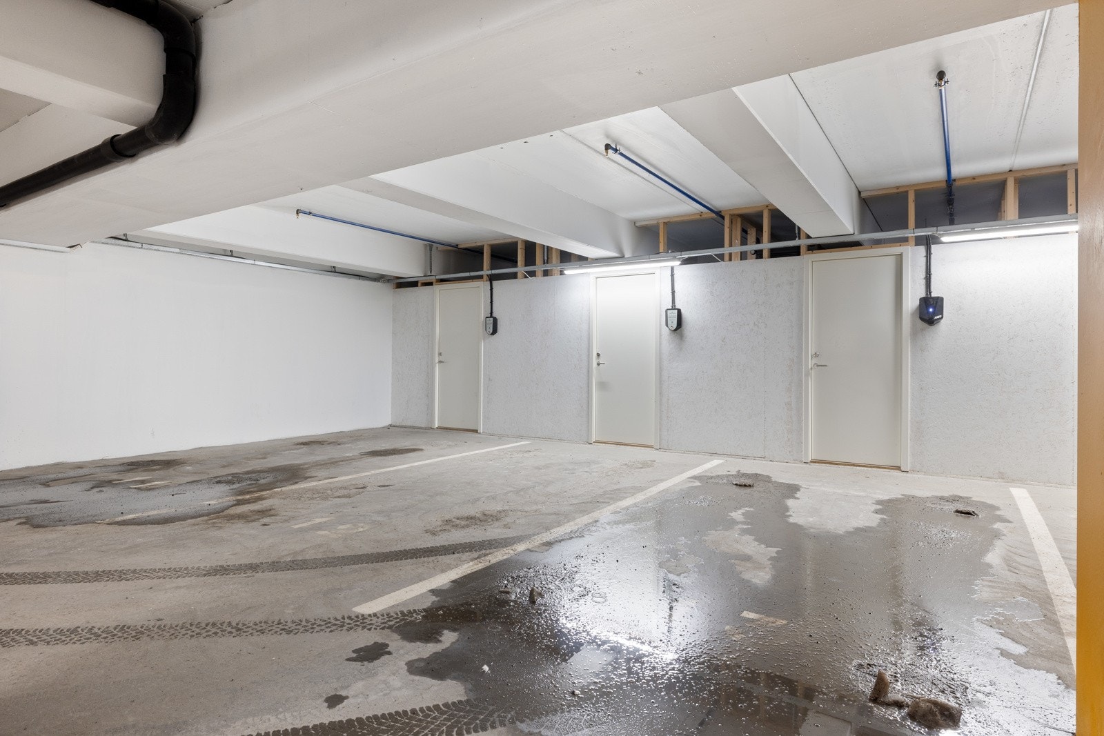 Det er egen parkeringsplass i garasjeanlegg. Galleribilde