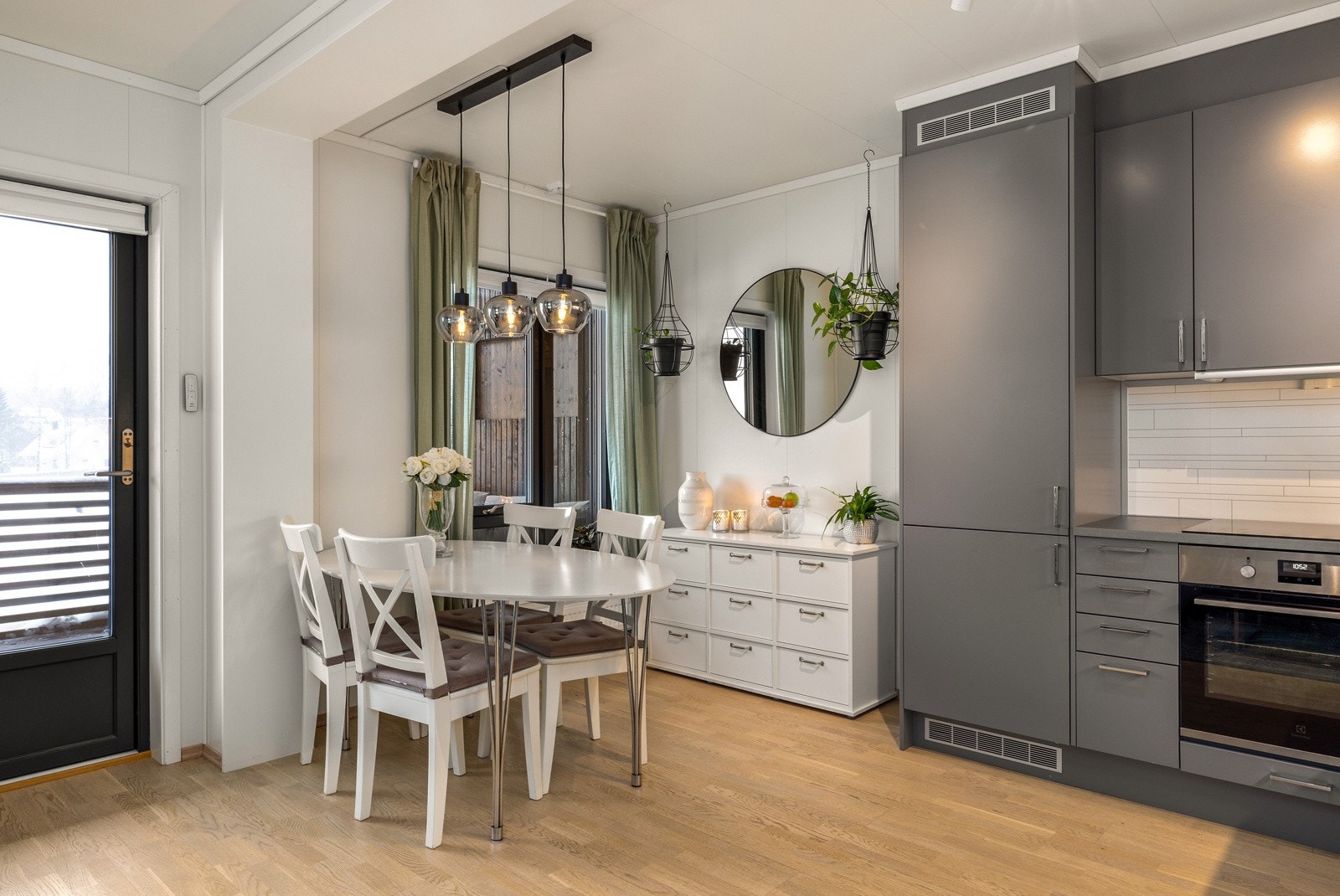 Fra stue/ spisestue er det ugang til veranda. Galleribilde