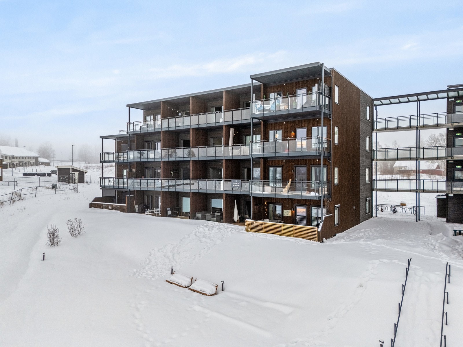 Det er kort avstand til bussholdeplass samt gangavstand til dagligvarebutikk. Galleribilde