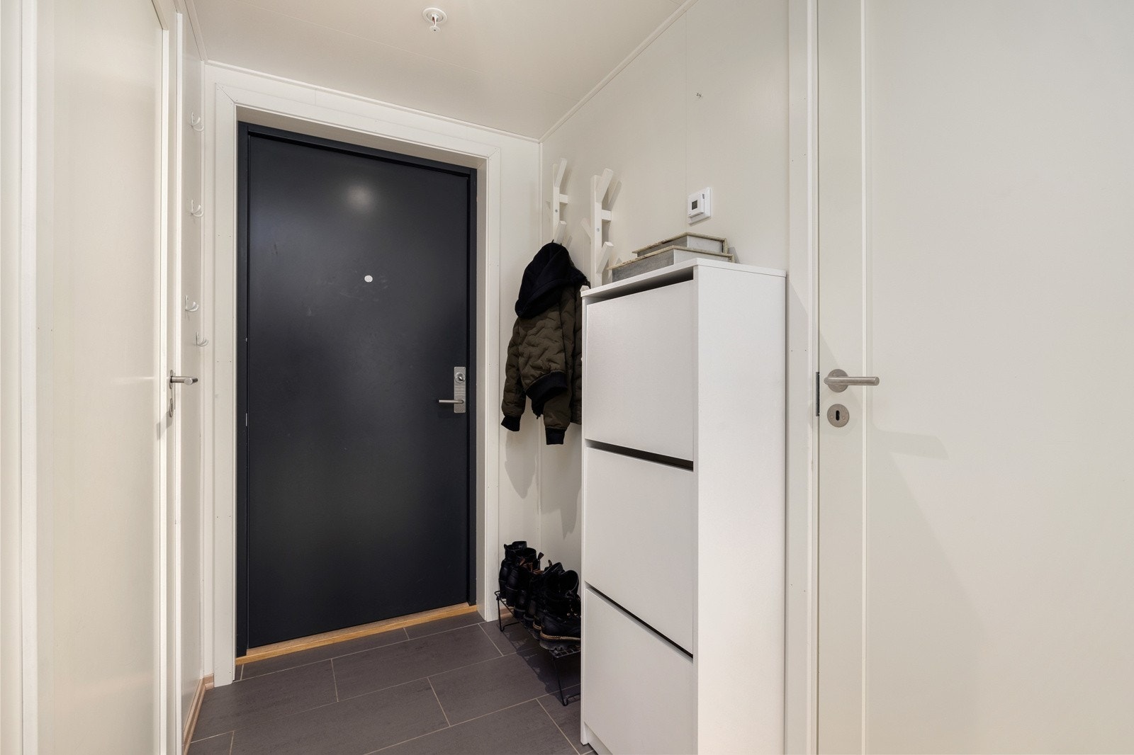 Leiligheten er gjennomgående lys og du kan enkelt sette ditt eget preg med møbler og innredning. Galleribilde