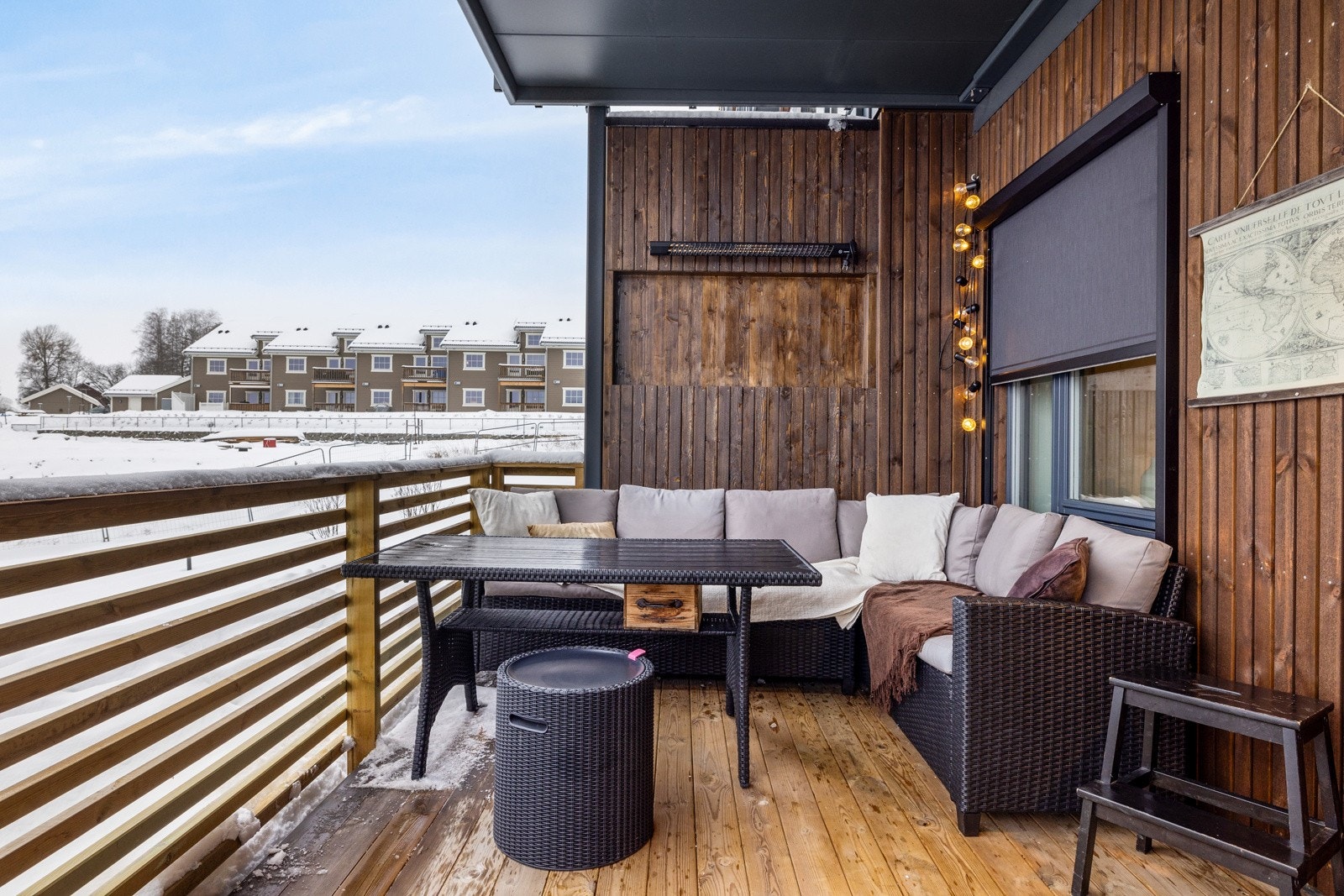 Romslig veranda med god plass til utemøblement. Galleribilde