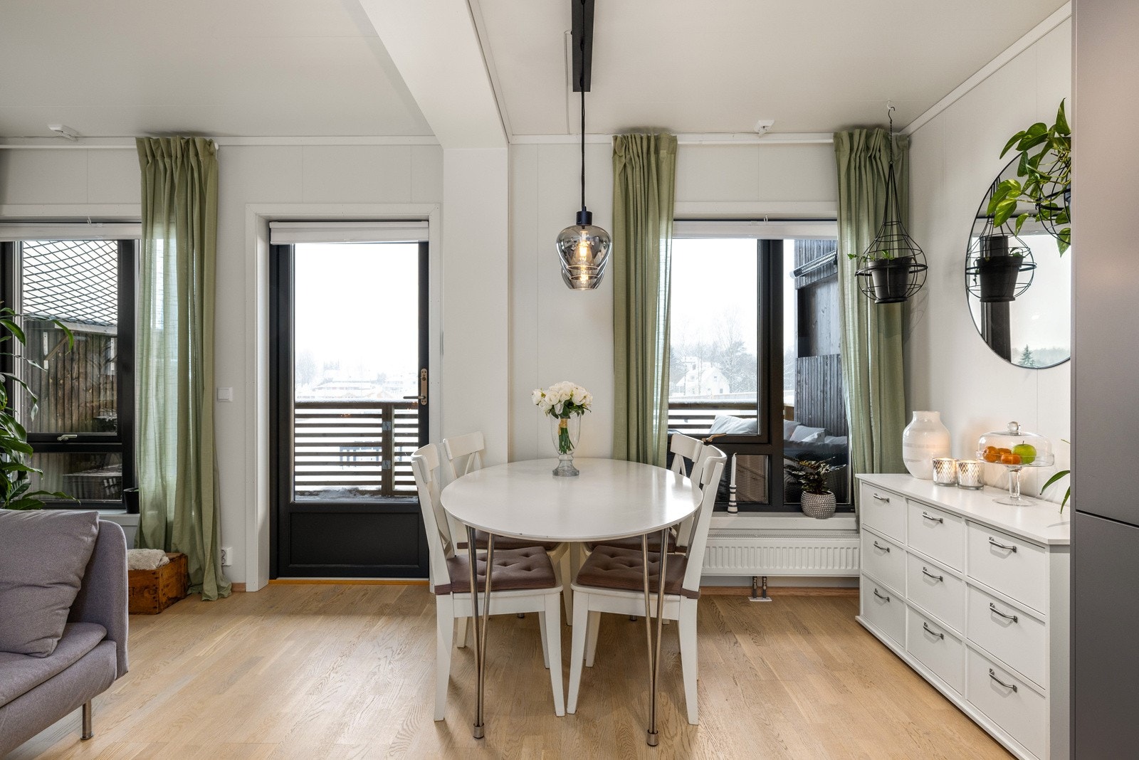 Plass til spisestue i tilknytning kjøkkkenet. Galleribilde