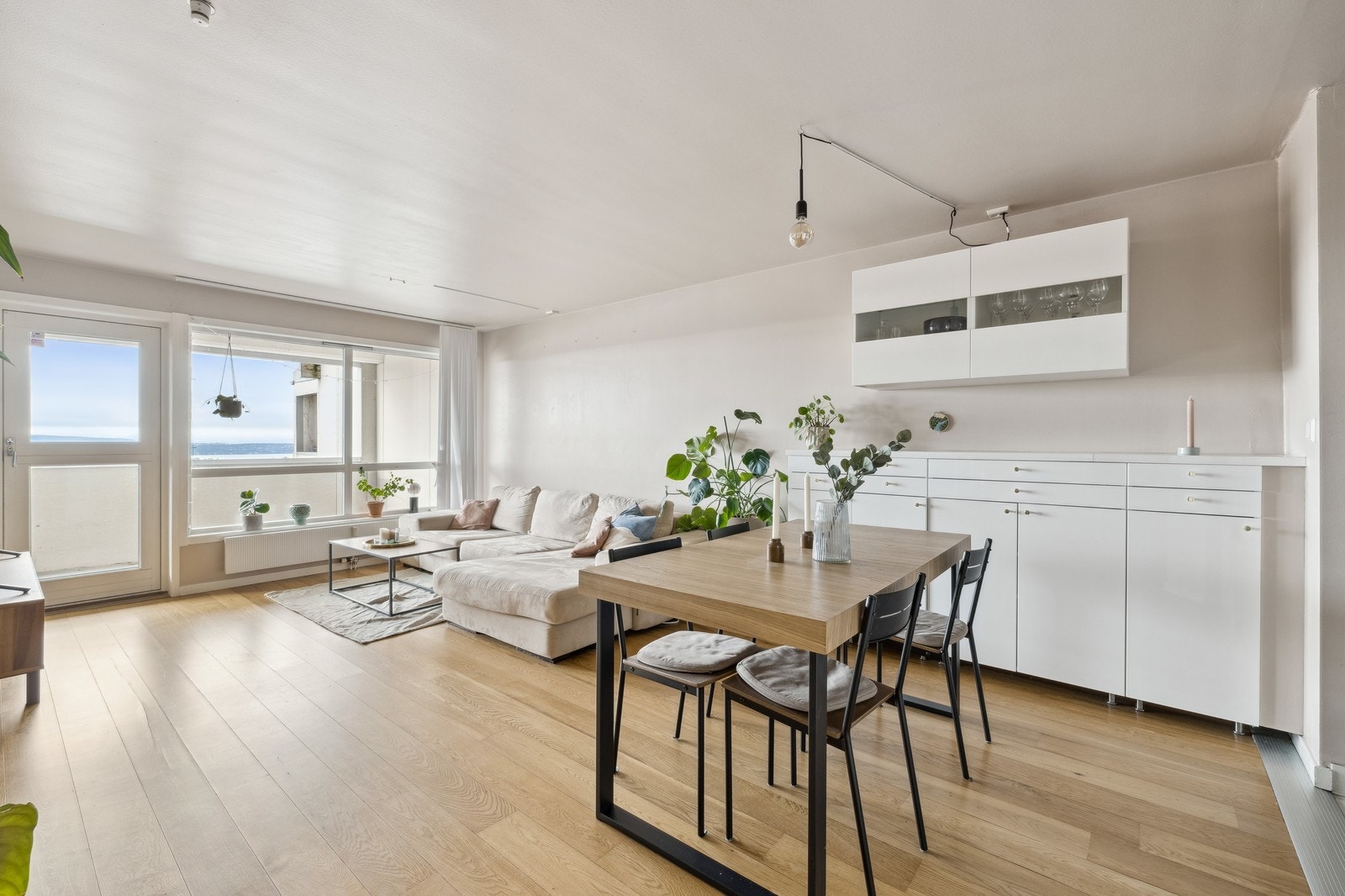 Velkommen til Kantarellen terrasse 12. Romslig stue med plass til flere sittegrupper. Galleribilde
