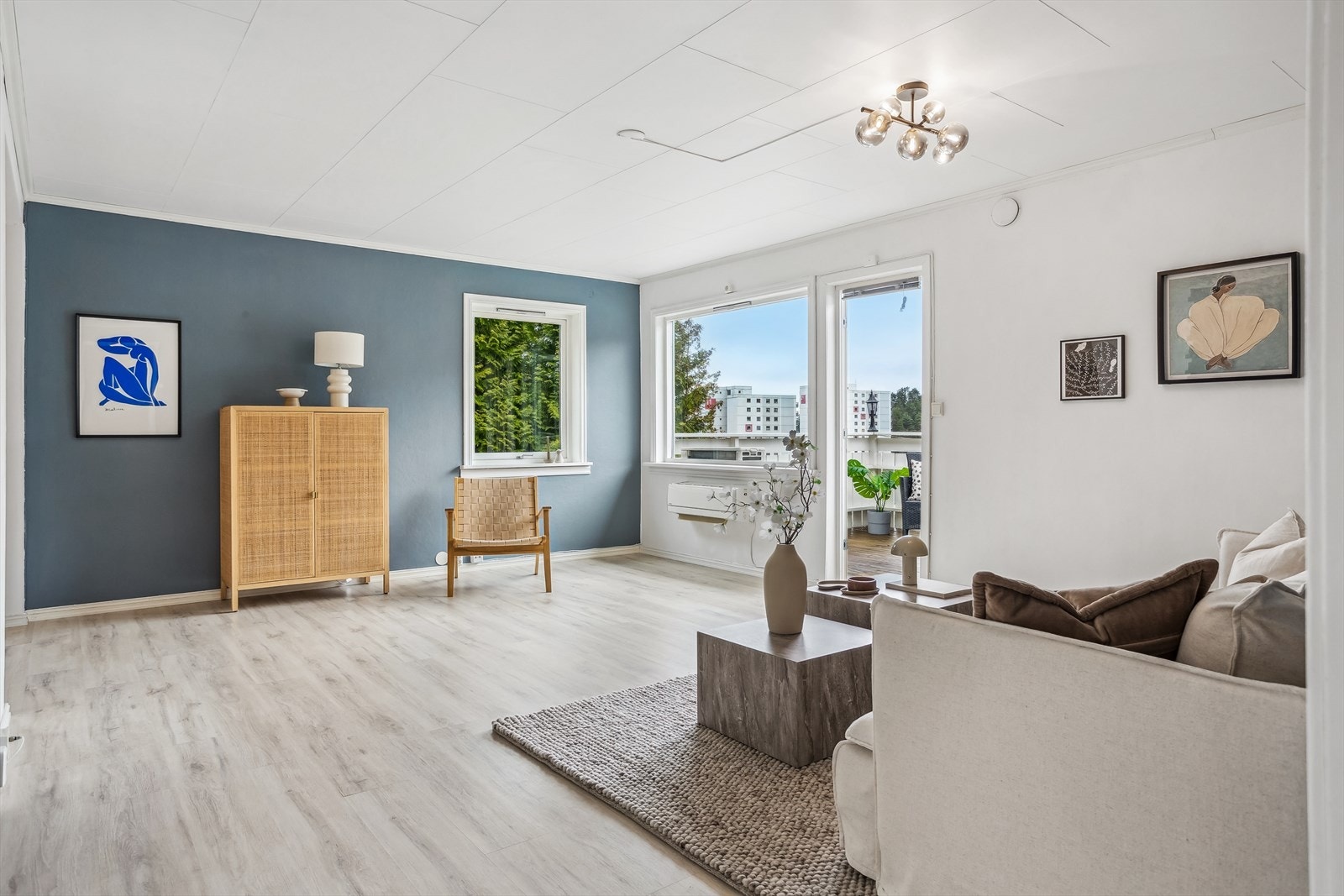 Enebolig med attraktiv beliggenhet i Fyllingsdalen. Boligen har solrik balkong med utsikt mot Løvåsen og Kanadaskogen. Fra boligen har du gangavstand til dagligvarebutikk, skole, barnehage og flotte turmuligheter Galleribilde