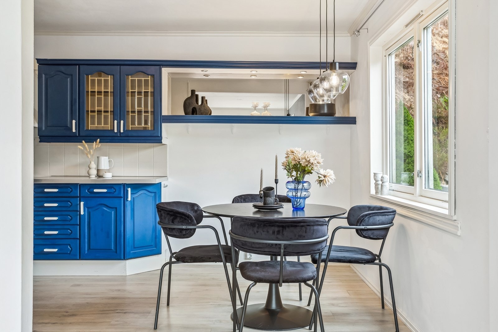 På kjøkkenet er det plass til en koselig spisegruppe Galleribilde