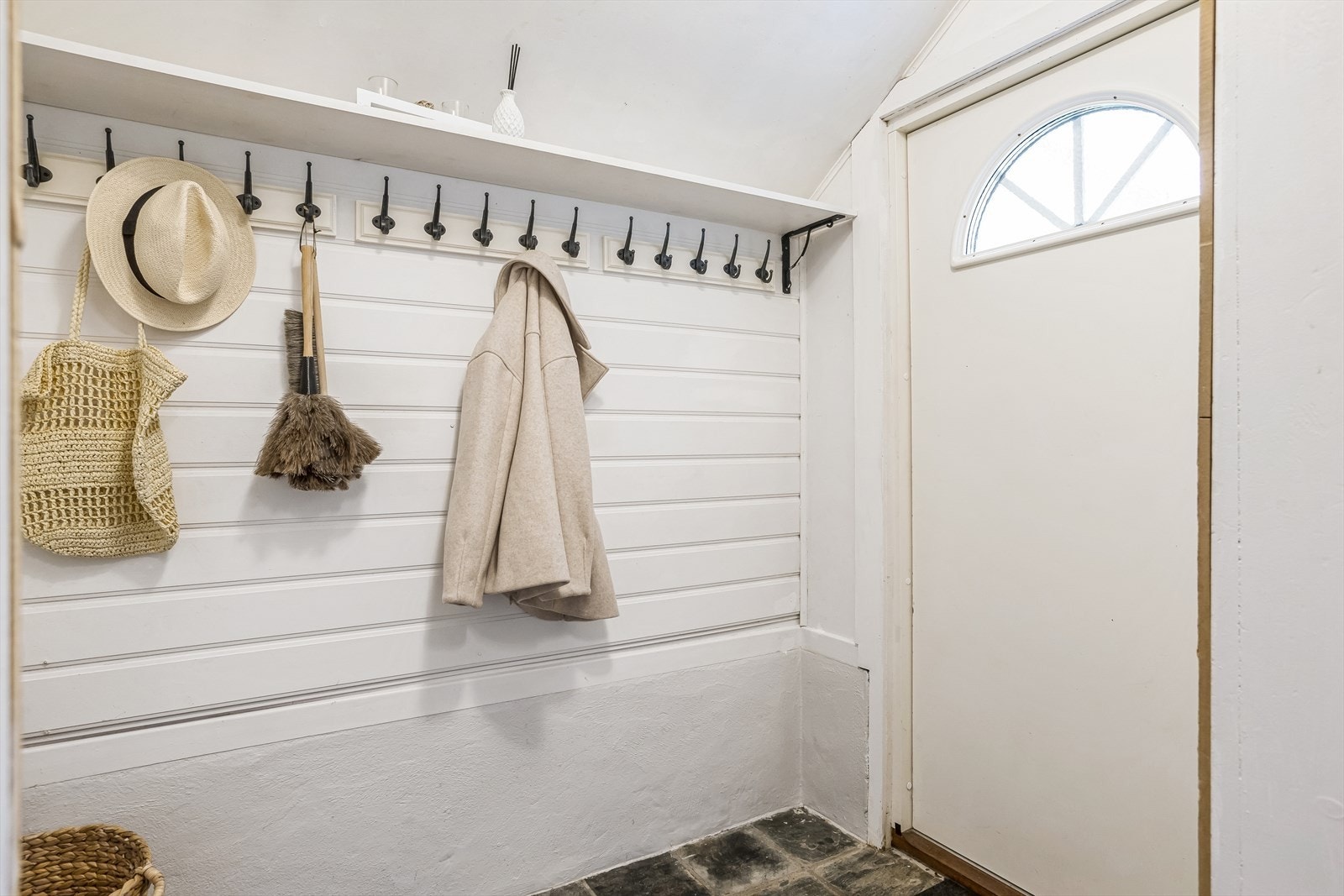 Når du trer inn i vindfanget, møtes du av et praktisk oppheng for yttertøy. Videre fortsetter du inn til en større gang med tilgang til stue, kjøkken, bad og to soverom Galleribilde