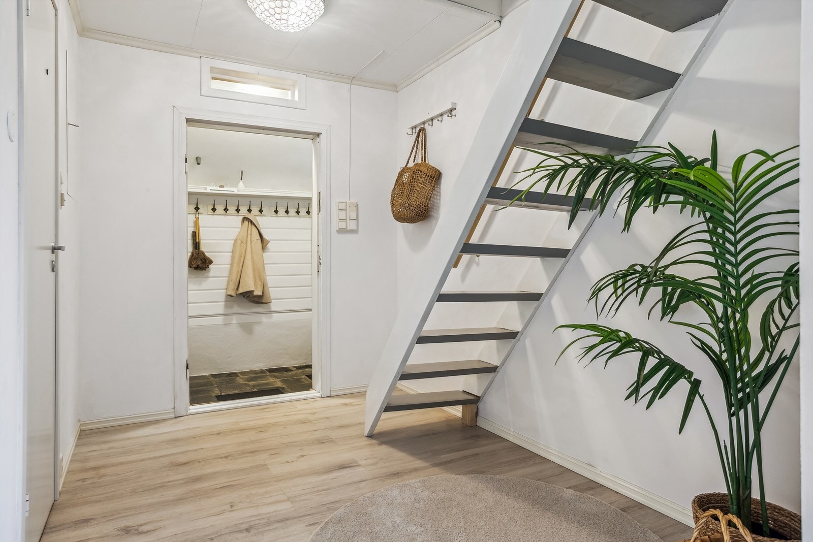 Gang med trapp som fører deg opp til boligens loft Galleribilde