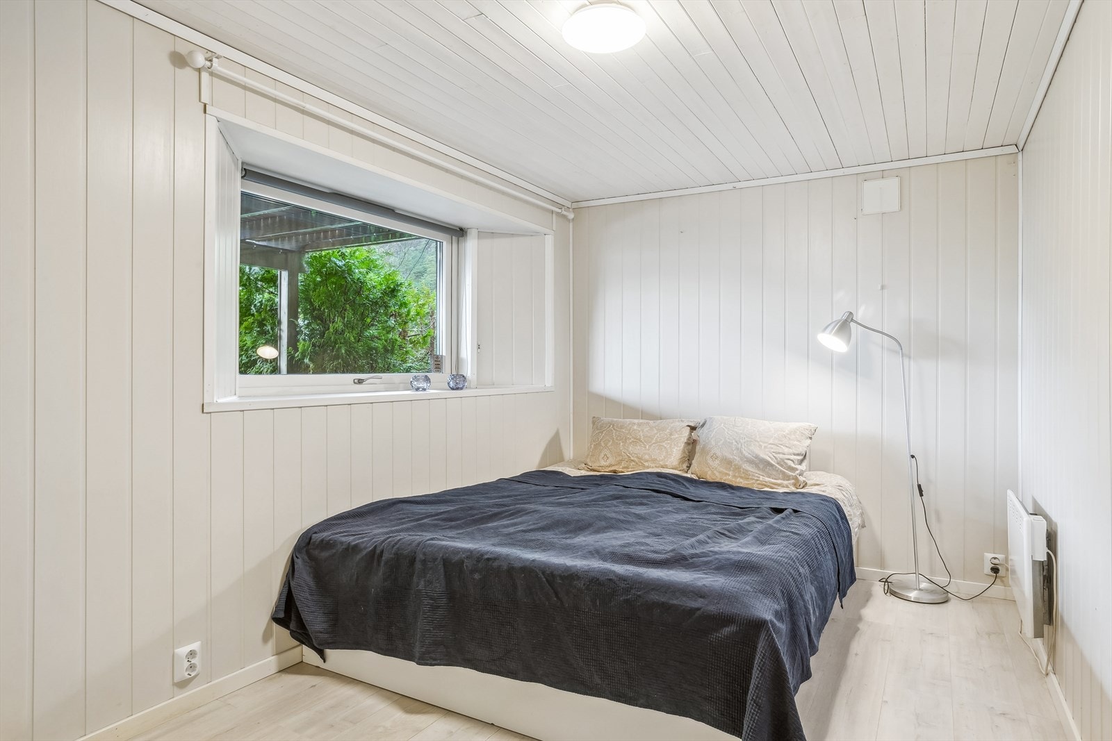 Soverom 1 på ca 10,1m med plass til dobbeltseng og garderobeskap Galleribilde