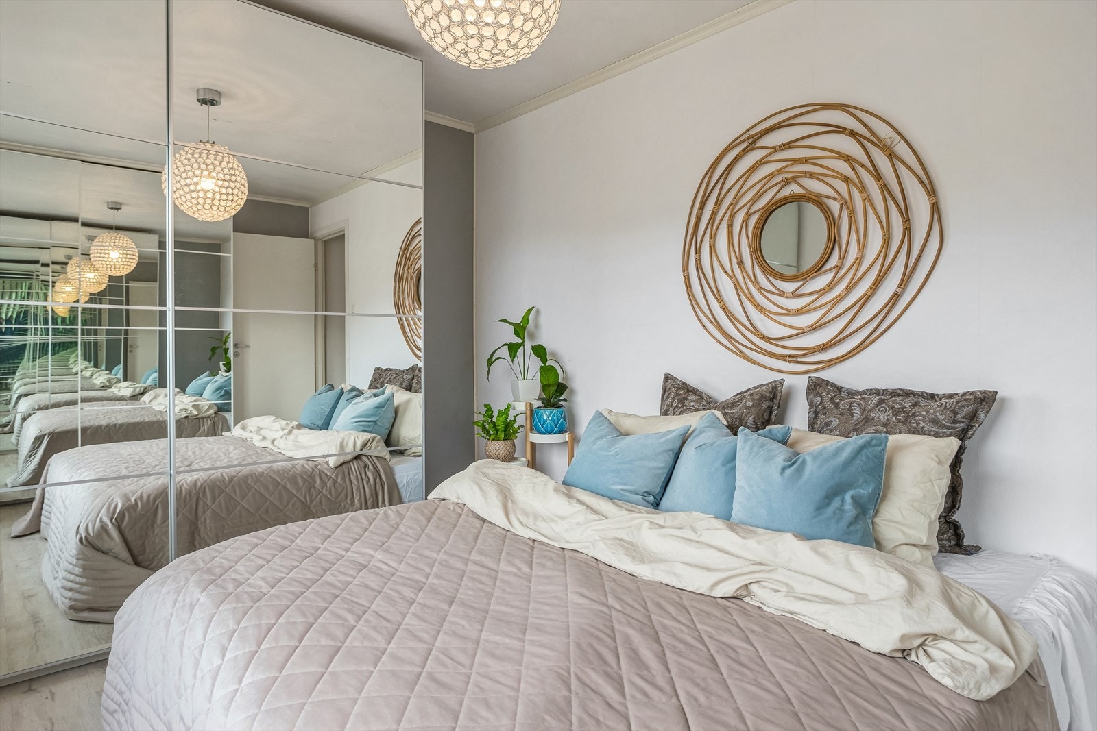 Soverom 2 er på ca. 12,4 m². Soverommet har plass til dobbeltseng og garderobeskap Galleribilde