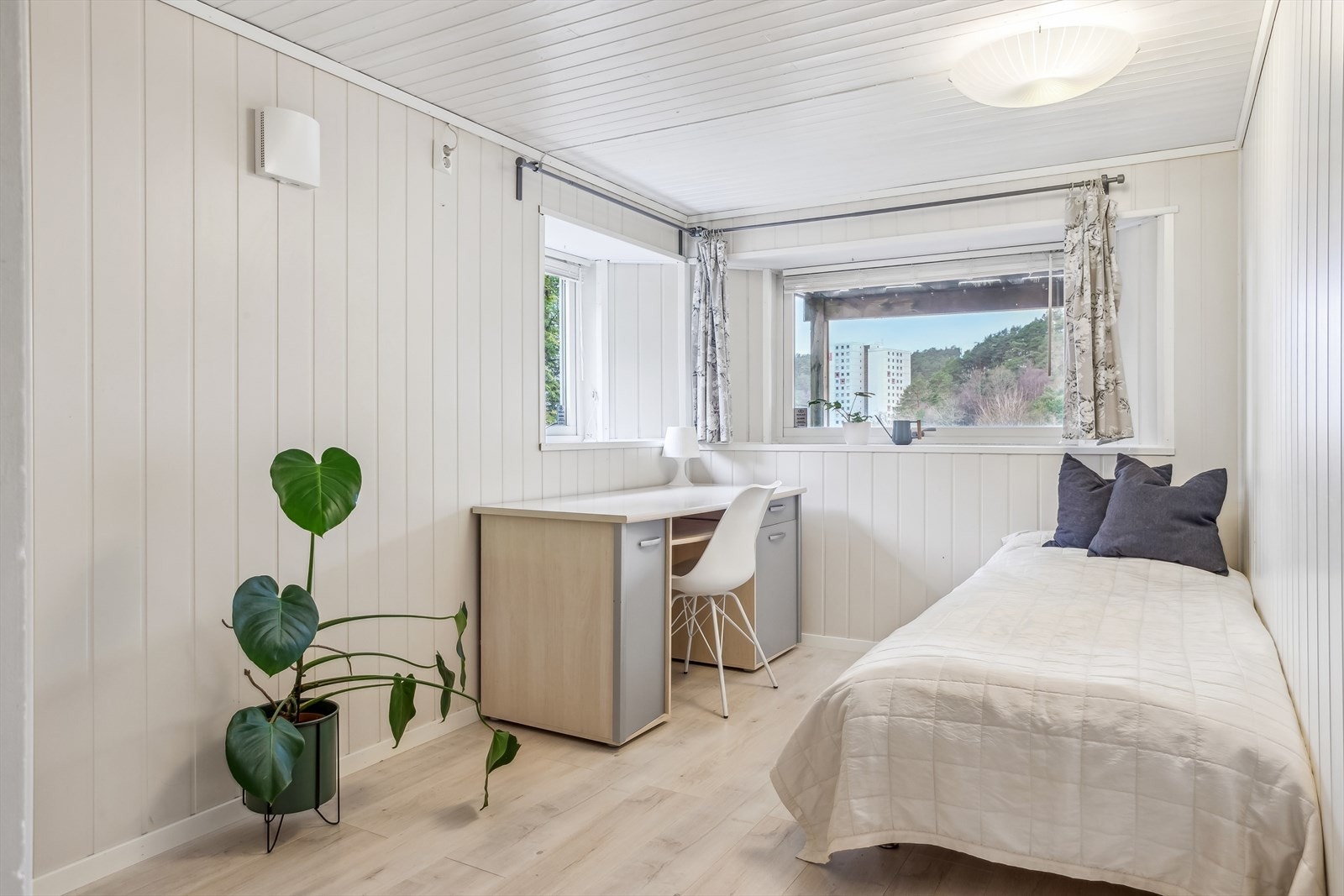 Soverom 2 ca 8,8m² med plass til seng, skap og skrivebord Galleribilde