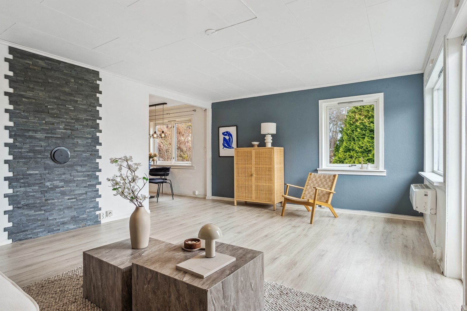 Stuen har god plass til sofa, TV-benk og annet ønskelig møblement. Fra stuen kan du gå videre inn til kjøkkenet Galleribilde